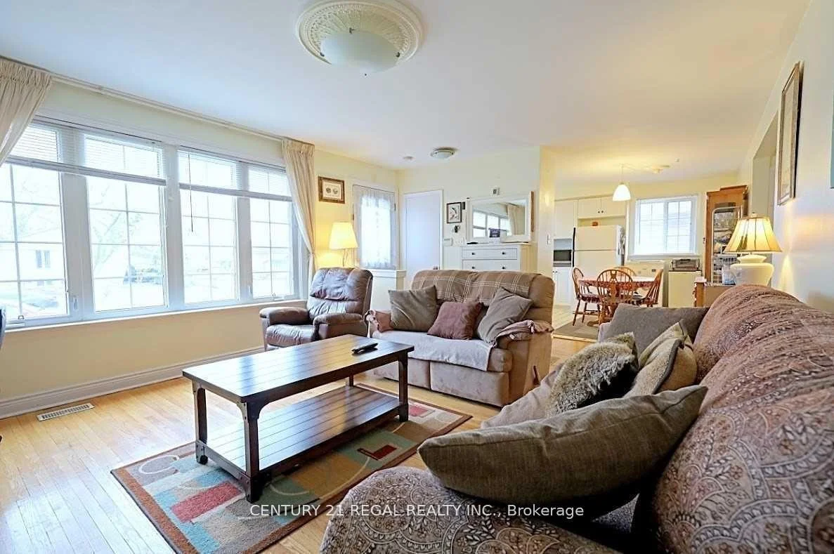 Photo 2 of 9 Guiness Avenue, Etobicoke, West Humber-Clairville — HOMEH