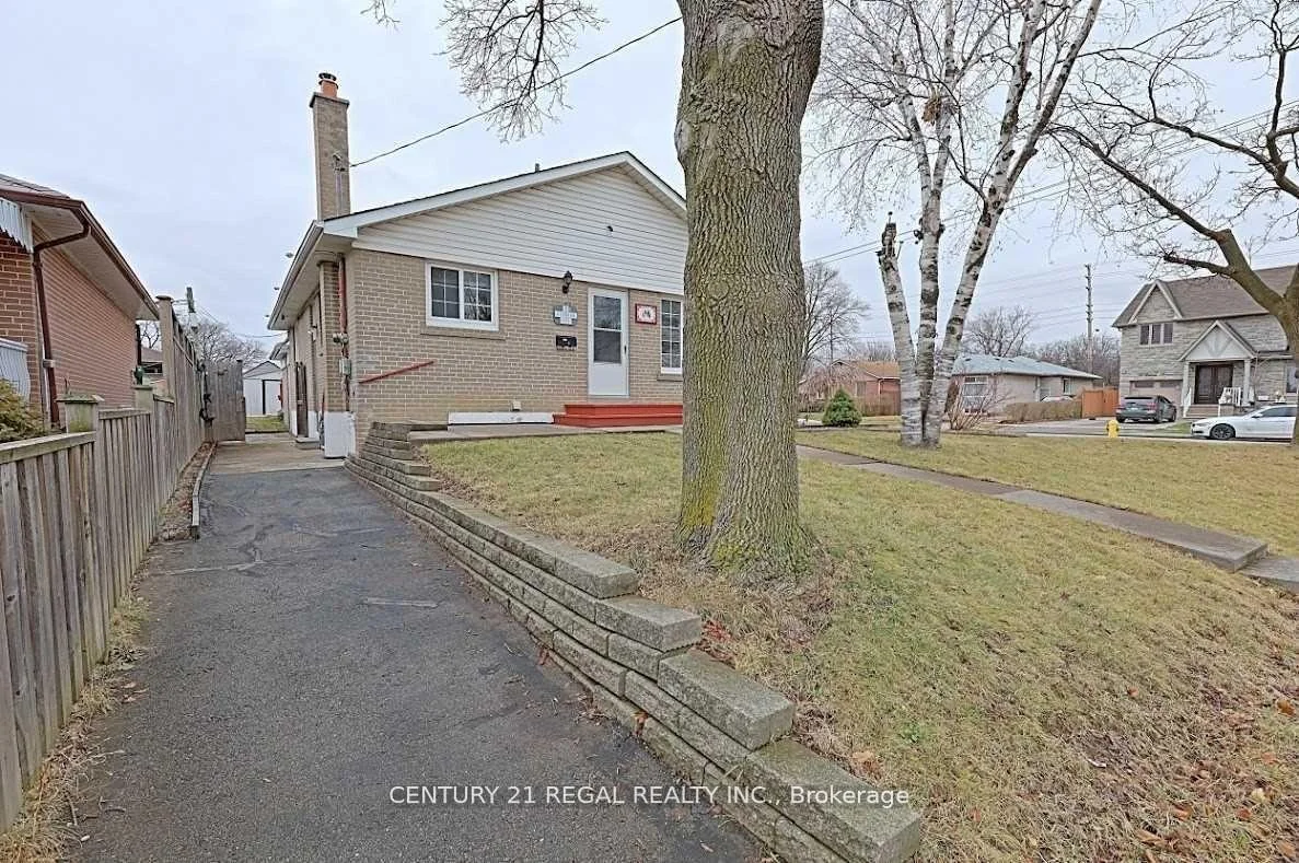 Photo 3 of 9 Guiness Avenue, Etobicoke, West Humber-Clairville — HOMEH