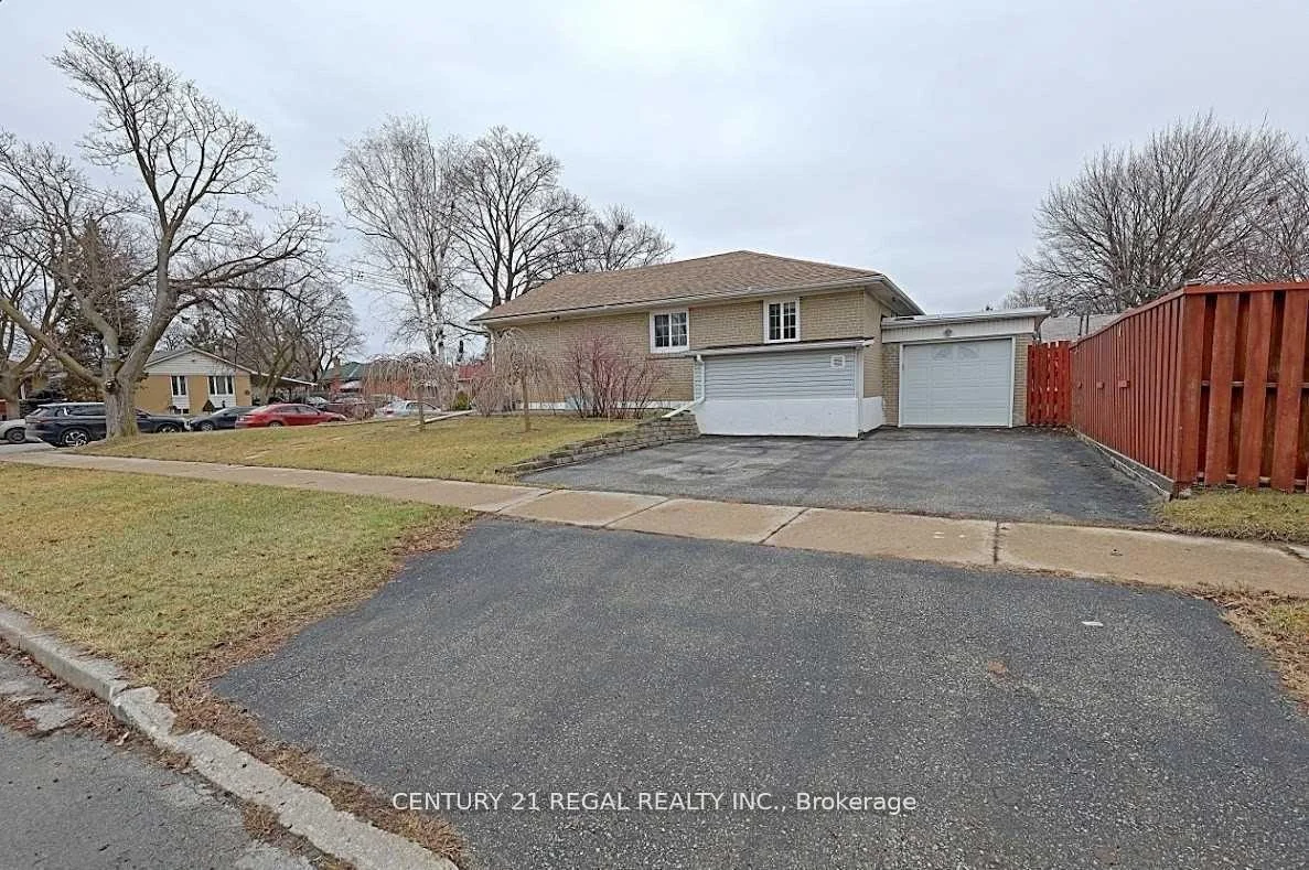 Photo 10 of 9 Guiness Avenue, Etobicoke, West Humber-Clairville — HOMEH