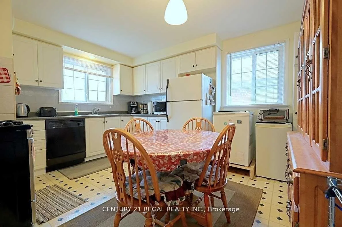 Photo 16 of 9 Guiness Avenue, Etobicoke, West Humber-Clairville — HOMEH
