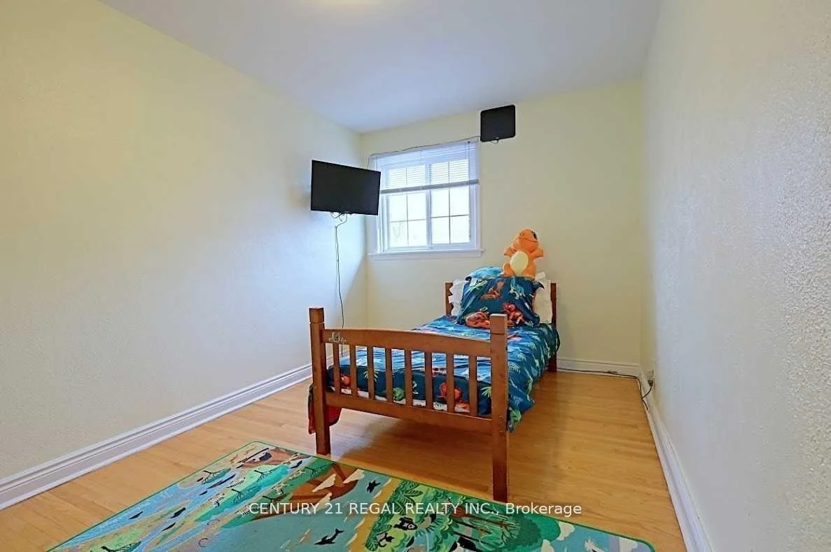 Photo 23 of 9 Guiness Avenue, Etobicoke, West Humber-Clairville — HOMEH