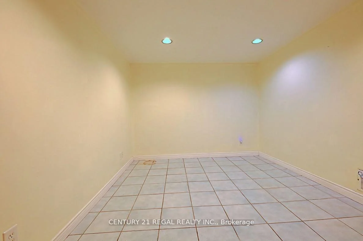 Photo 30 of 9 Guiness Avenue, Etobicoke, West Humber-Clairville — HOMEH
