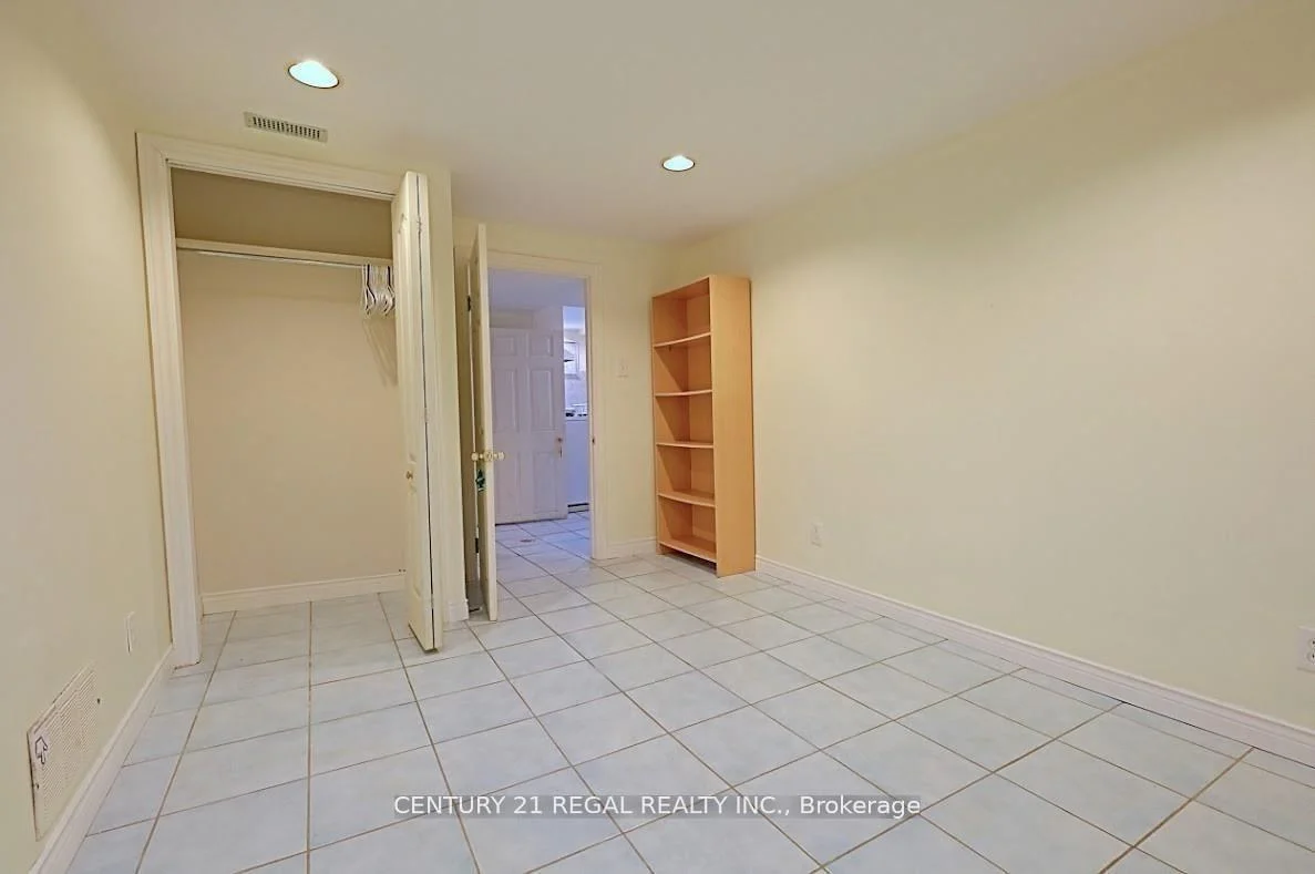 Photo 31 of 9 Guiness Avenue, Etobicoke, West Humber-Clairville — HOMEH