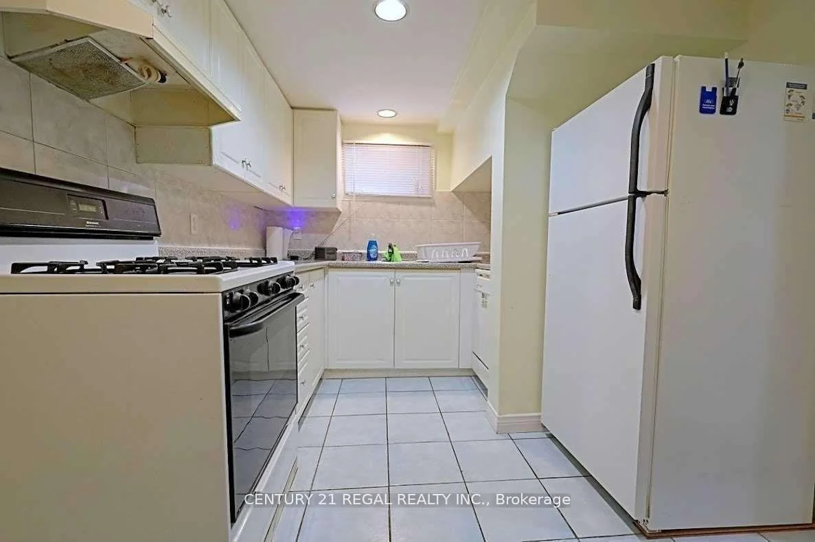 Photo 32 of 9 Guiness Avenue, Etobicoke, West Humber-Clairville — HOMEH