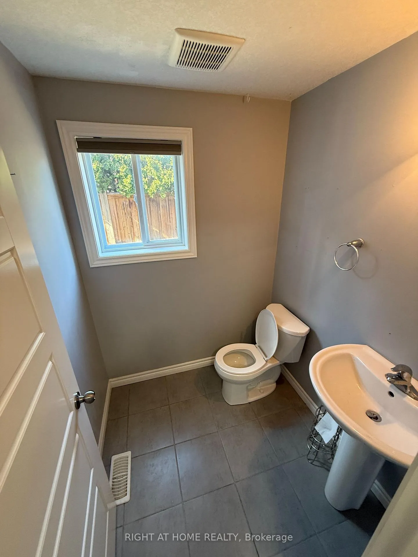Photo 12 of 133 Templewood Drive, Kitchener, Brigadoon — HOMEH