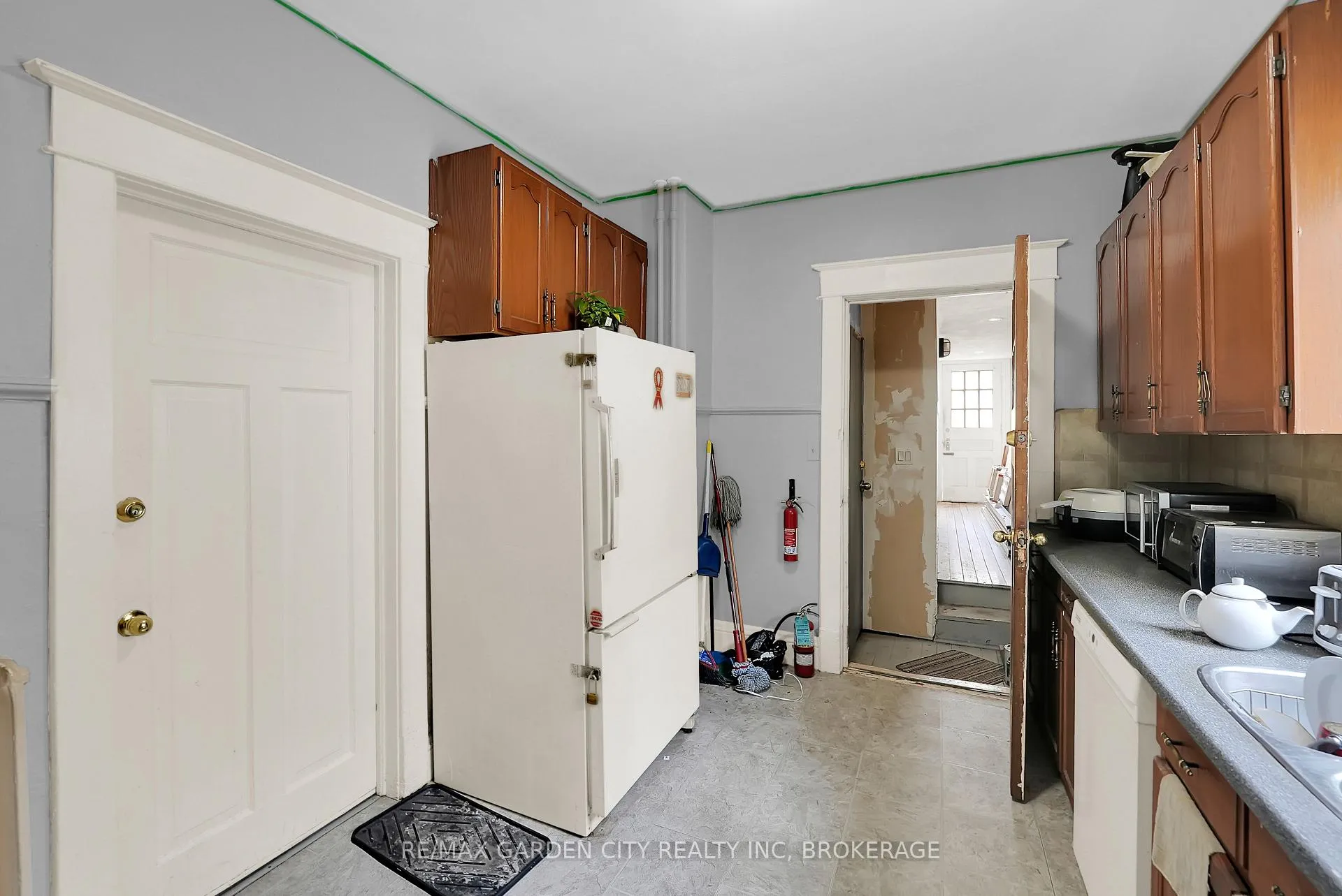 Photo 8 of 213 Geneva Street, St. Catharines, Downtown — HOMEH