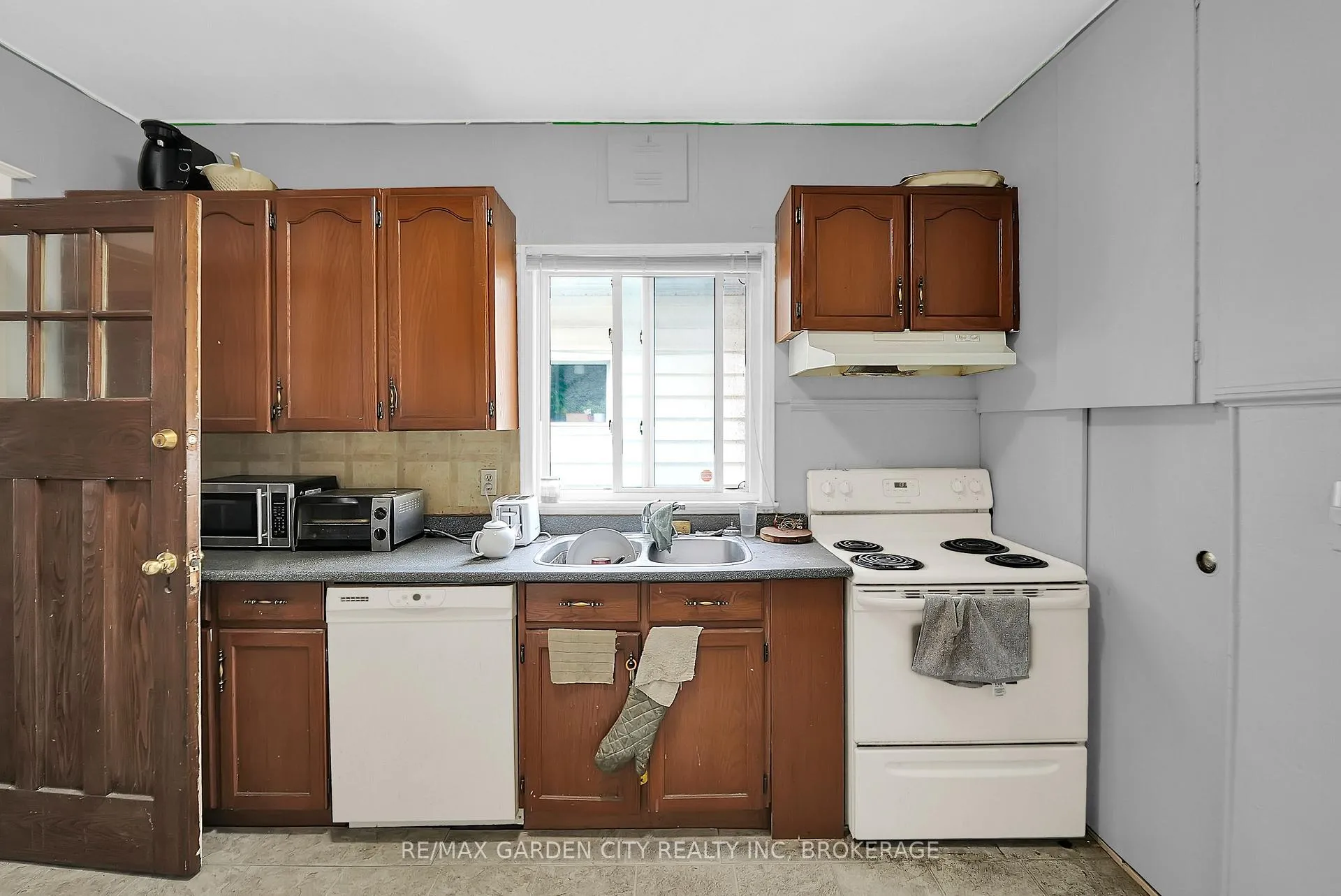 Photo 10 of 213 Geneva Street, St. Catharines, Downtown — HOMEH