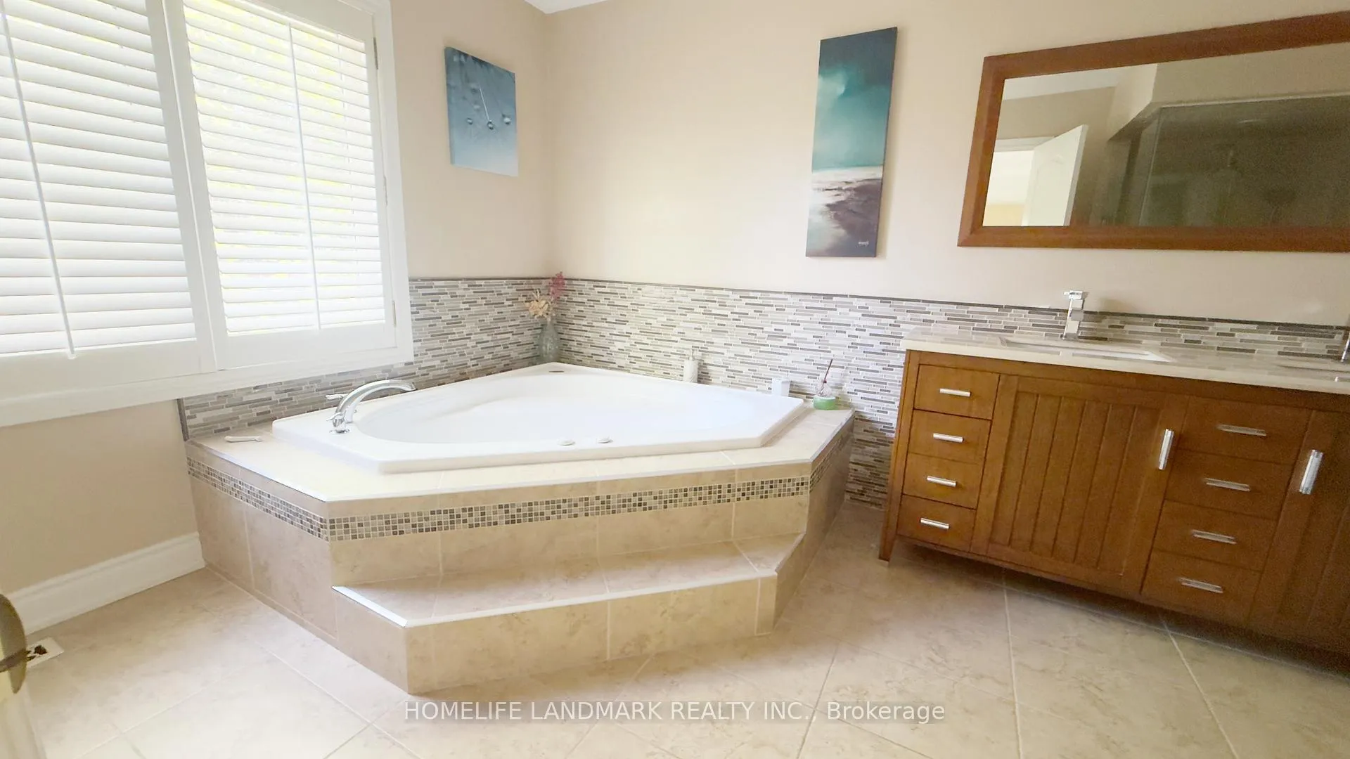 Photo 17 of 136 Worth Boulevard, Vaughan, Beverley Glen — HOMEH