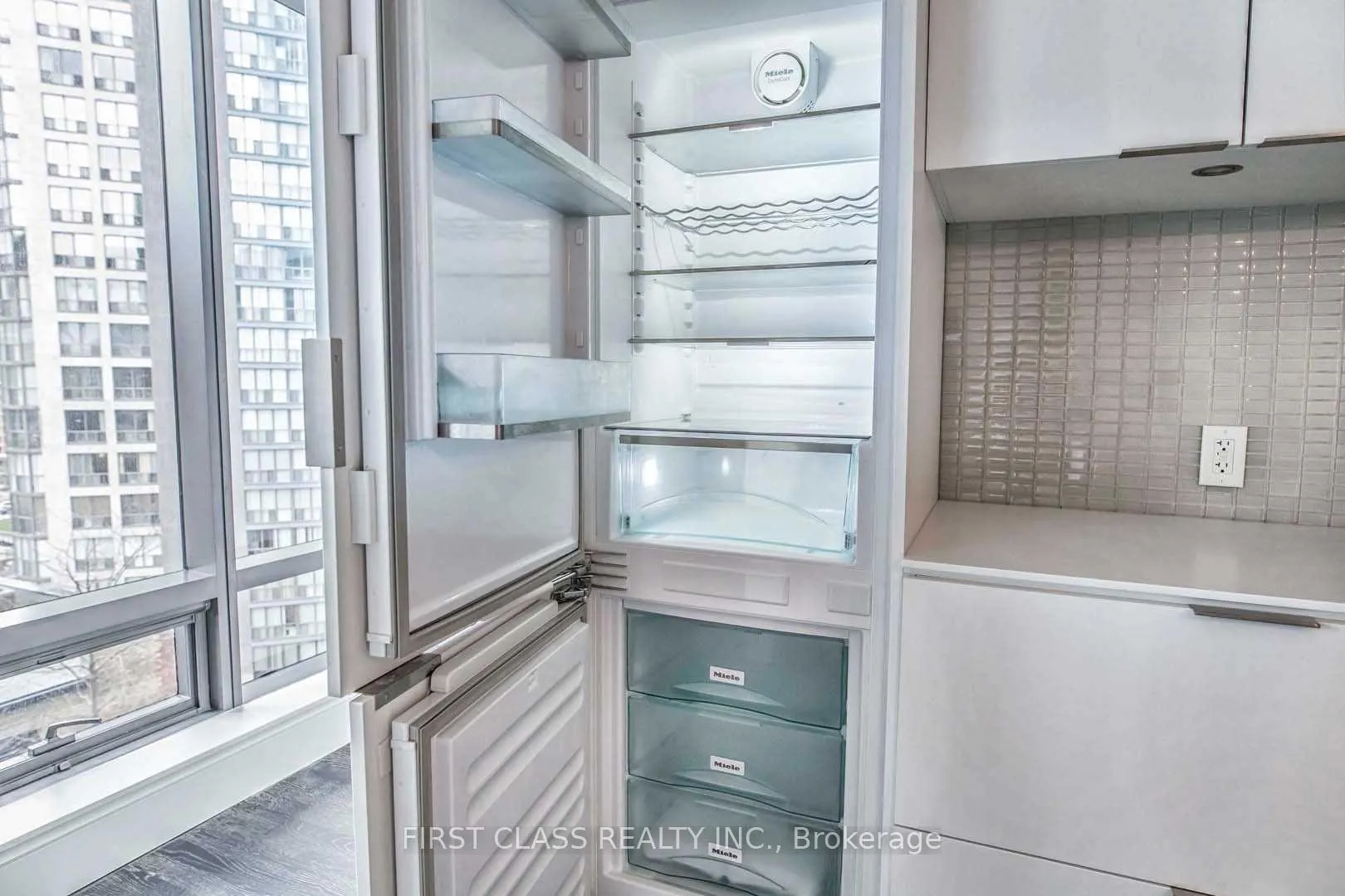 Photo 8 of Unit 704, 5 St Joseph Street, Toronto, Bay Street Corridor — HOMEH