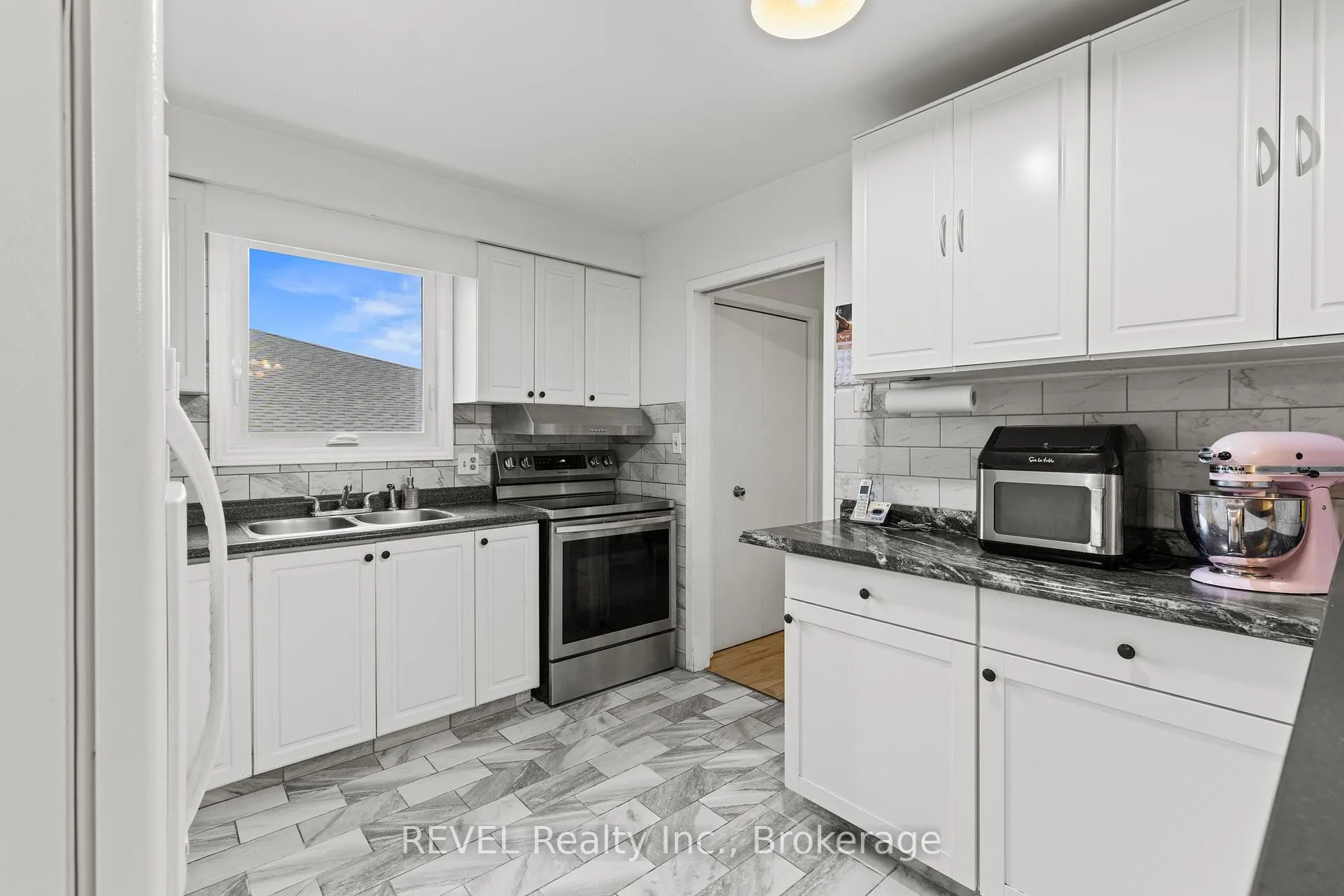 Photo 10 of 59 Terrace Avenue, Welland, Broadway — HOMEH