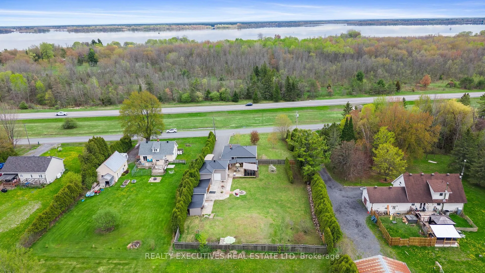Photo 2 of 13035 Riverside Drive, South Dundas, South Dundas (Williamsburgh) Twp — HOMEH