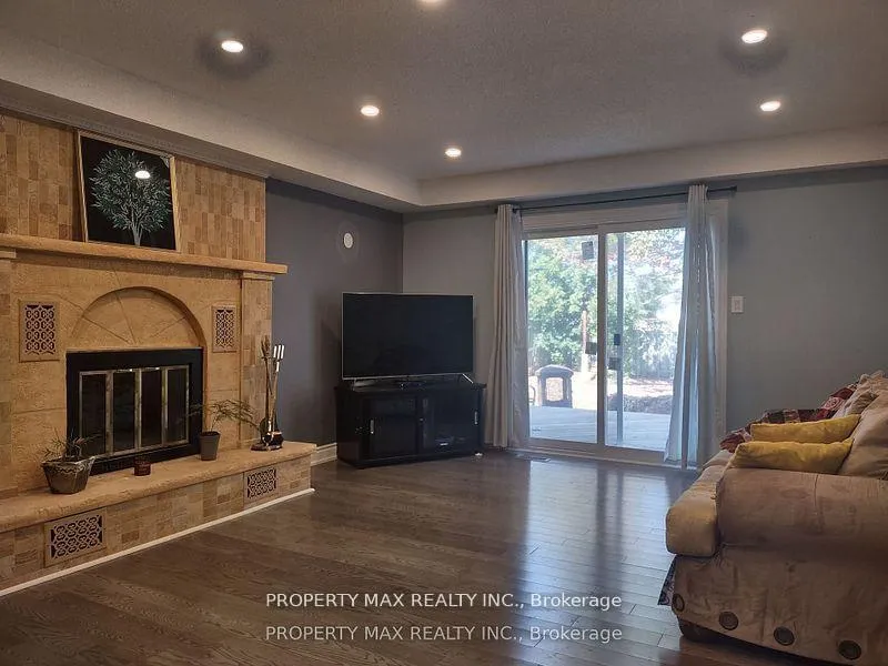 Photo 2 of Unit upper 3 level, 30 Glenabbey Drive, Clarington, Courtice — HOMEH