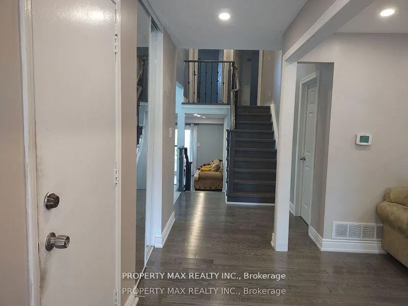 Photo 8 of Unit upper 3 level, 30 Glenabbey Drive, Clarington, Courtice — HOMEH