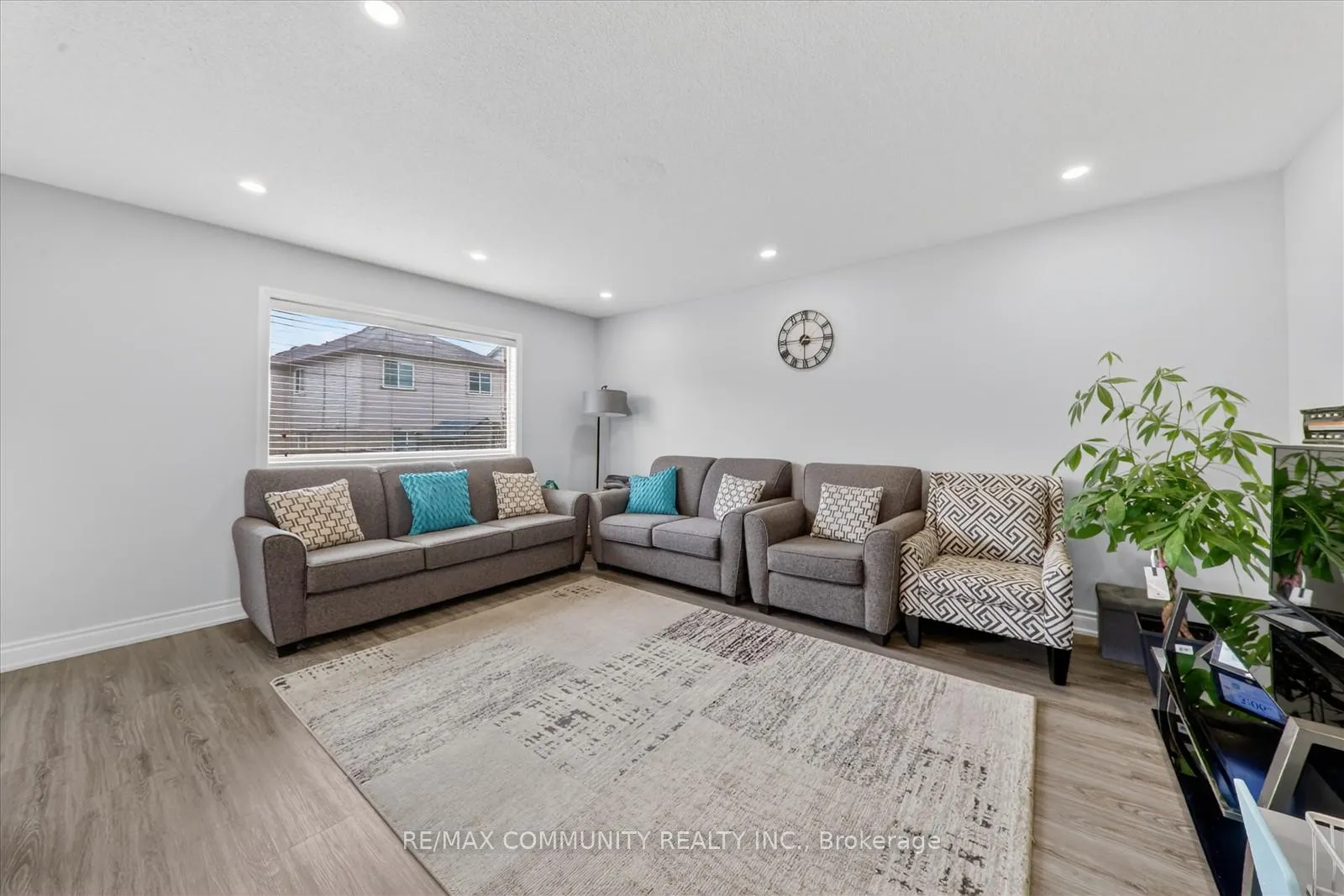Photo 9 of 924 Zelinsky Crescent, Milton, Coates — HOMEH
