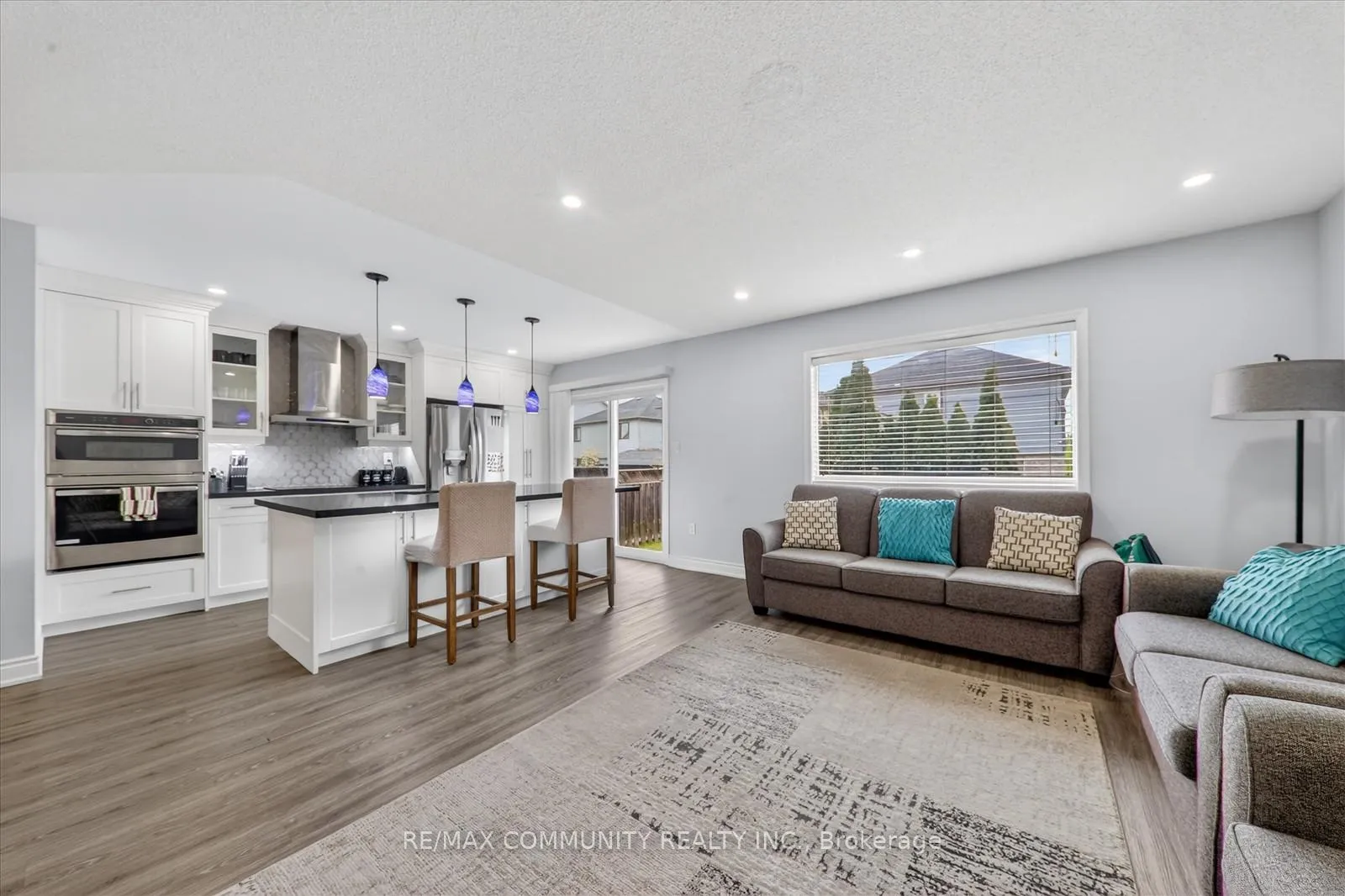 Photo 10 of 924 Zelinsky Crescent, Milton, Coates — HOMEH