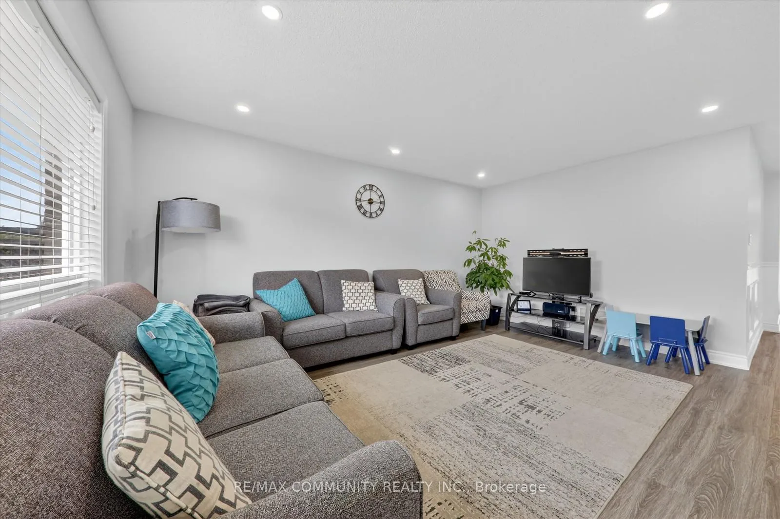 Photo 16 of 924 Zelinsky Crescent, Milton, Coates — HOMEH