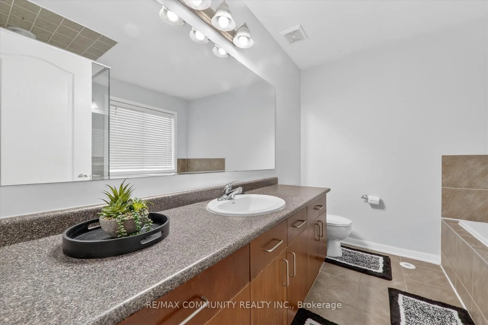 Photo 22 of 924 Zelinsky Crescent, Milton, Coates — HOMEH
