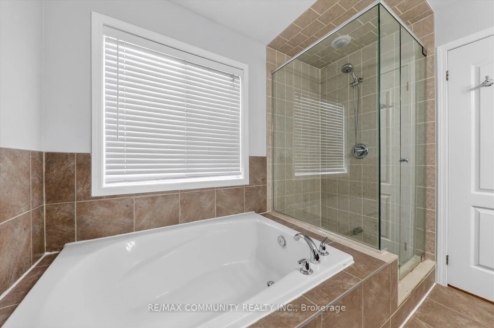 Photo 23 of 924 Zelinsky Crescent, Milton, Coates — HOMEH