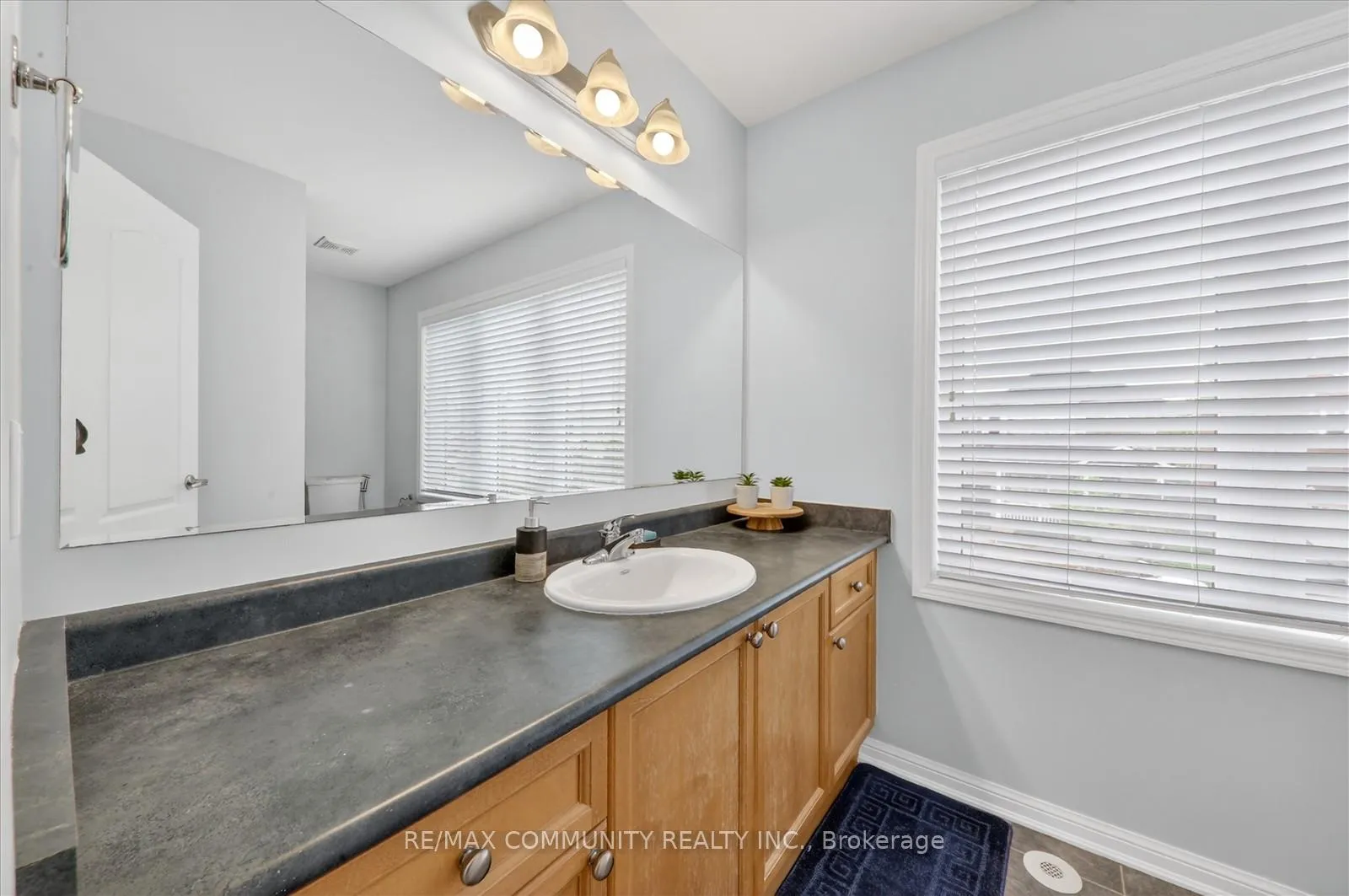 Photo 29 of 924 Zelinsky Crescent, Milton, Coates — HOMEH