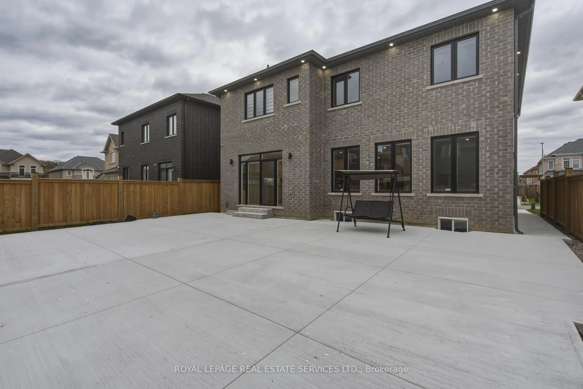 Photo 40 of 197 Whittington Drive, Hamilton, Meadowlands — HOMEH