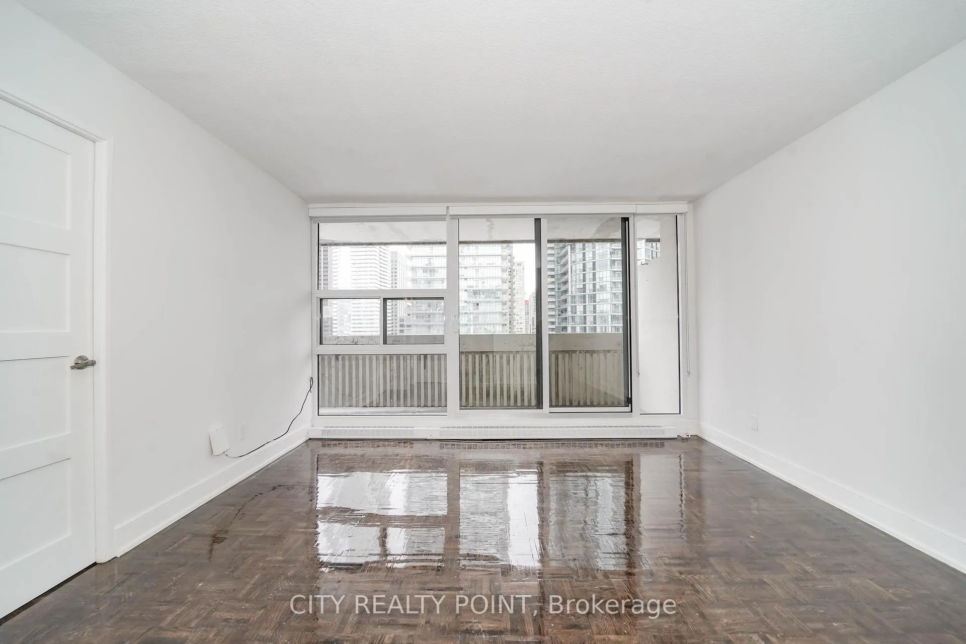 Photo 5 of Unit 1411, 33 Isabella Street, Toronto, Church-Yonge Corridor — HOMEH