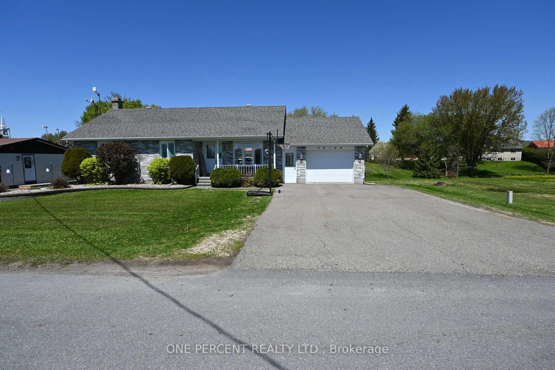 Photo of 2010 Rue Du Parc Street W