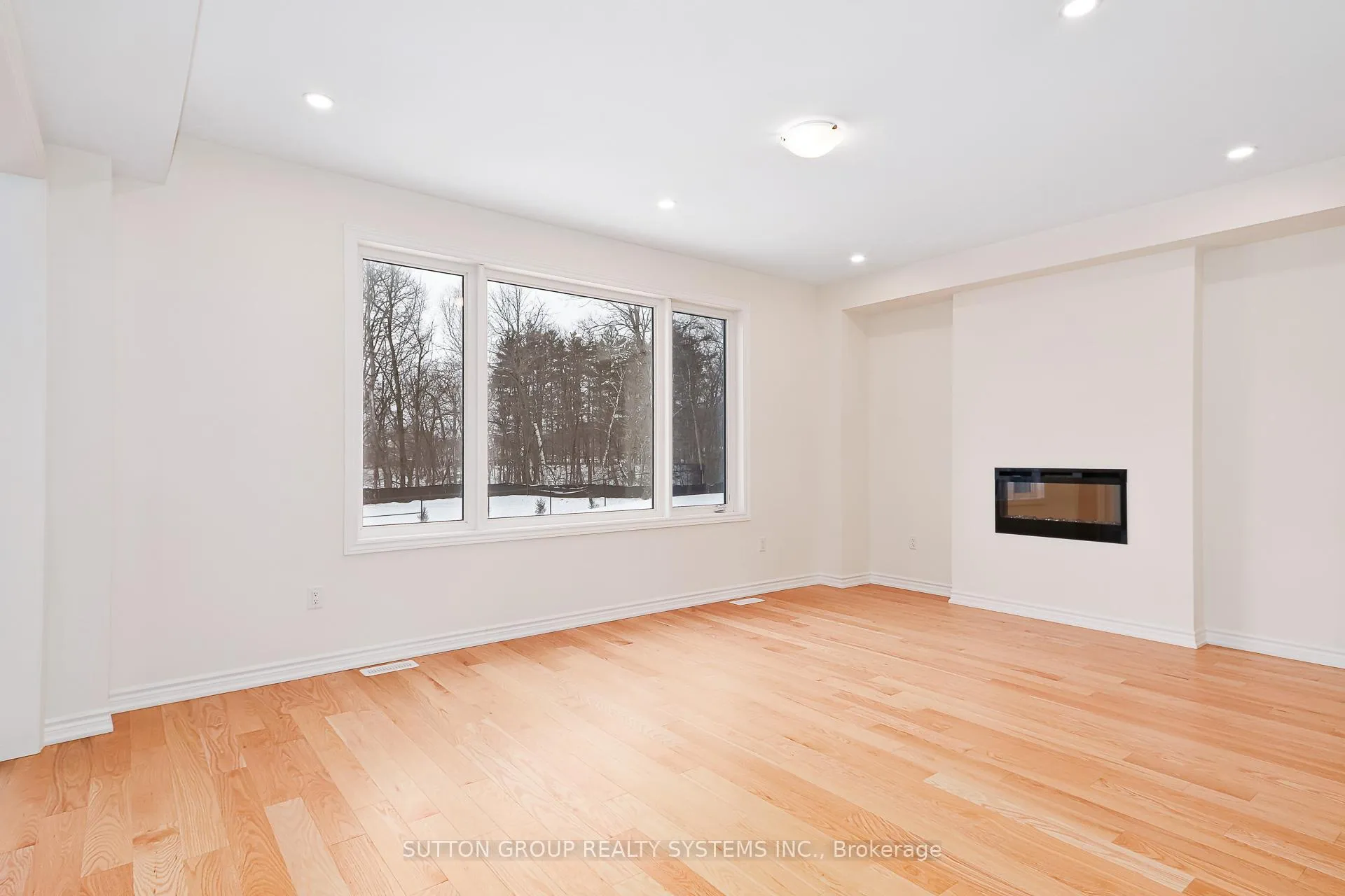 Photo 11 of 176 Roseanne Circle, Wasaga Beach — HOMEH