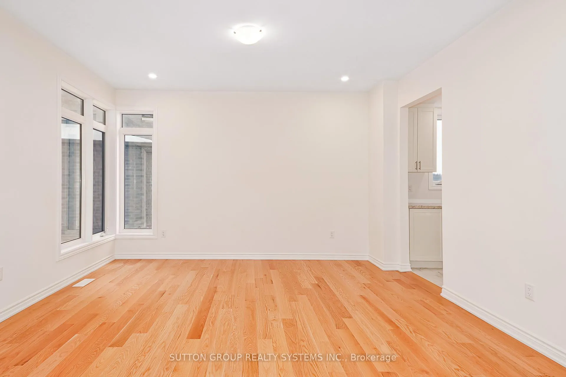 Photo 15 of 176 Roseanne Circle, Wasaga Beach — HOMEH