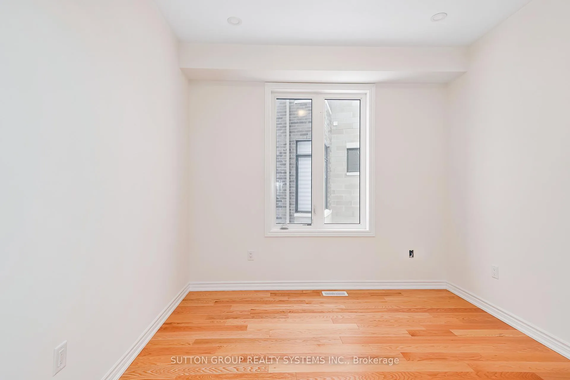 Photo 16 of 176 Roseanne Circle, Wasaga Beach — HOMEH