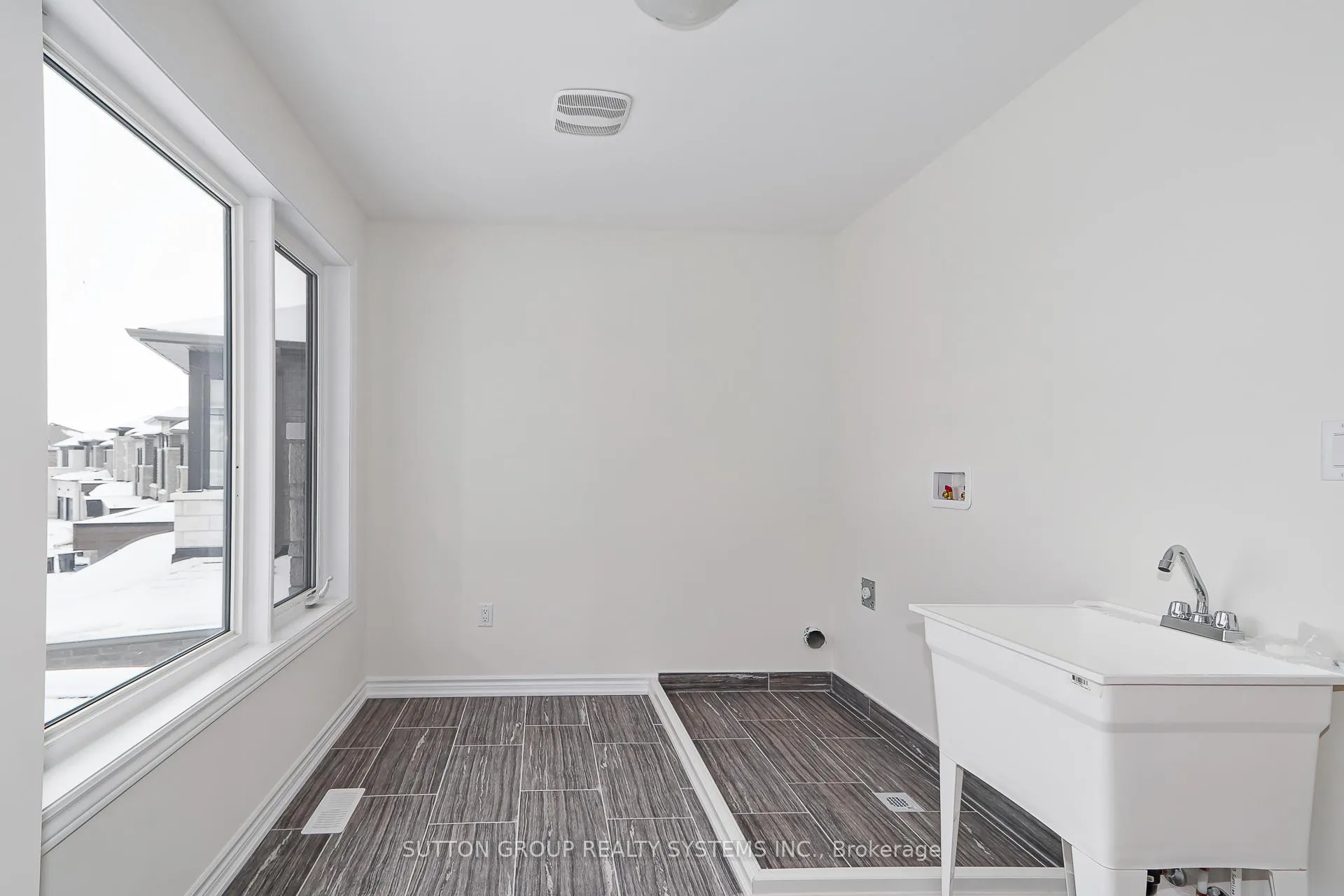 Photo 17 of 176 Roseanne Circle, Wasaga Beach — HOMEH