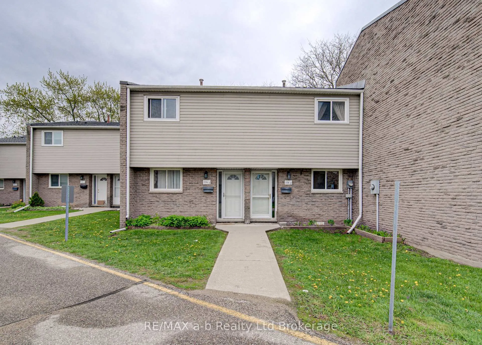 Photo 1 of Unit 18, 224F Harvard Place, Waterloo, Lincoln Village — HOMEH