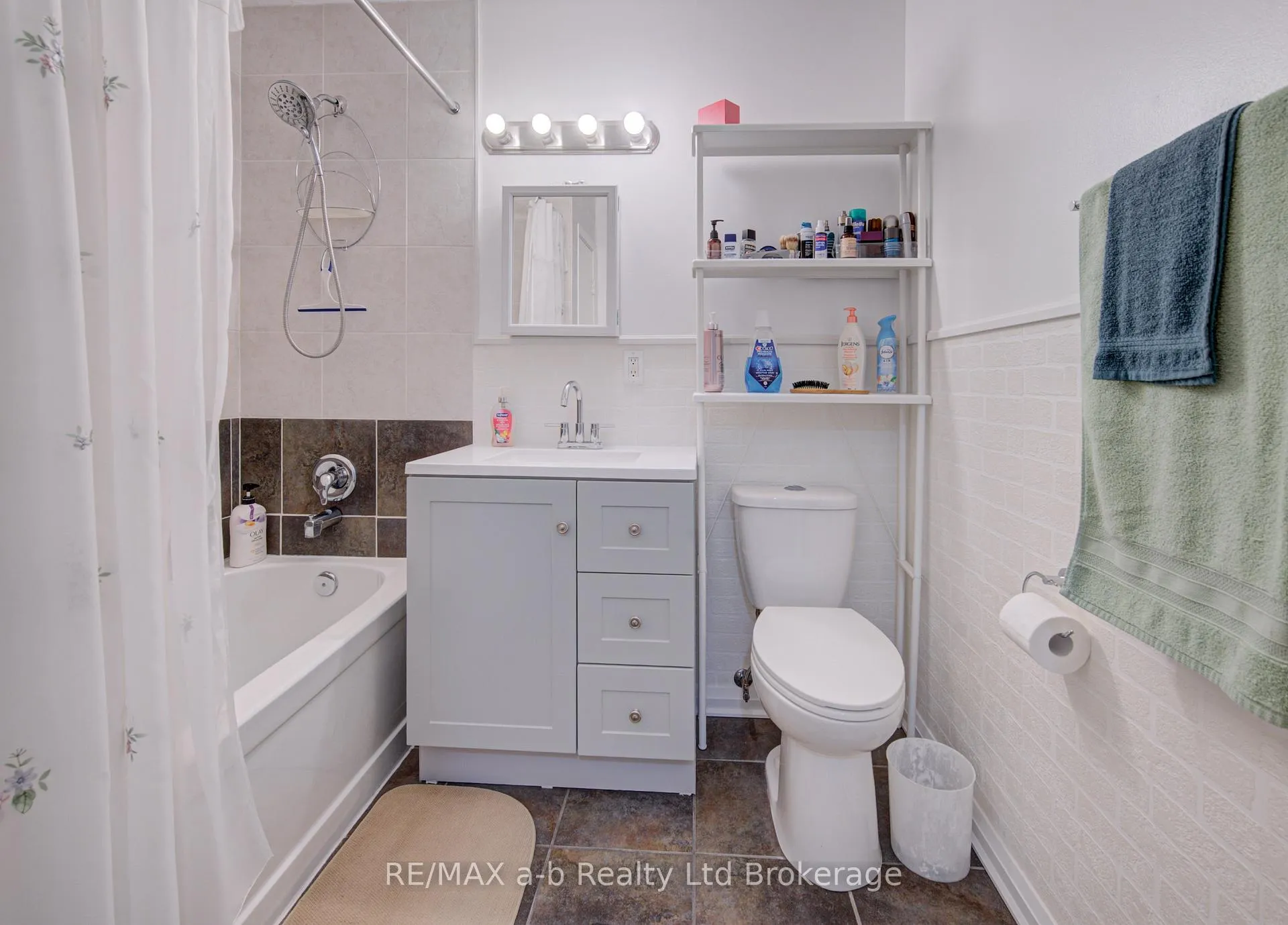 Photo 17 of Unit 18, 224F Harvard Place, Waterloo, Lincoln Village — HOMEH