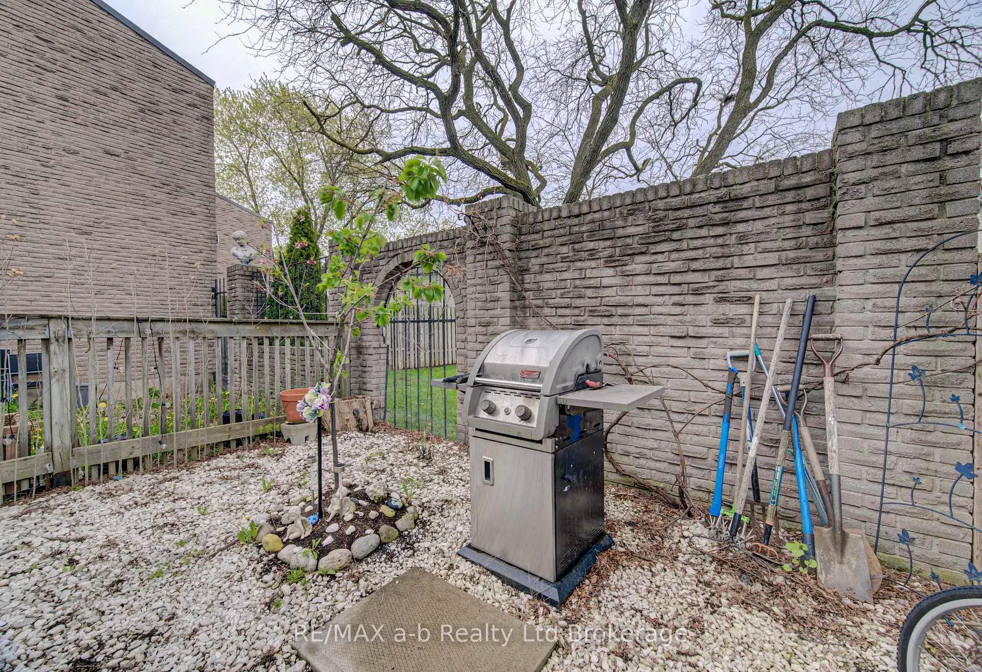 Photo 26 of Unit 18, 224F Harvard Place, Waterloo, Lincoln Village — HOMEH