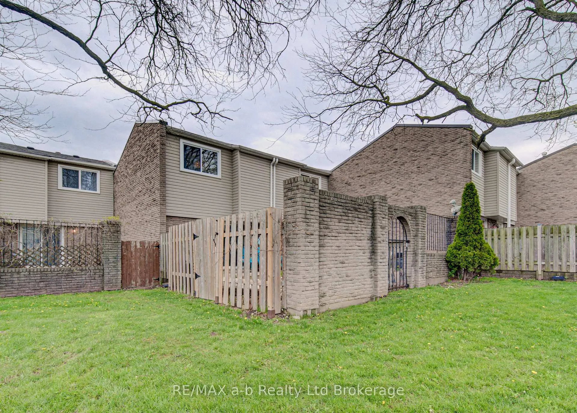 Photo 28 of Unit 18, 224F Harvard Place, Waterloo, Lincoln Village — HOMEH