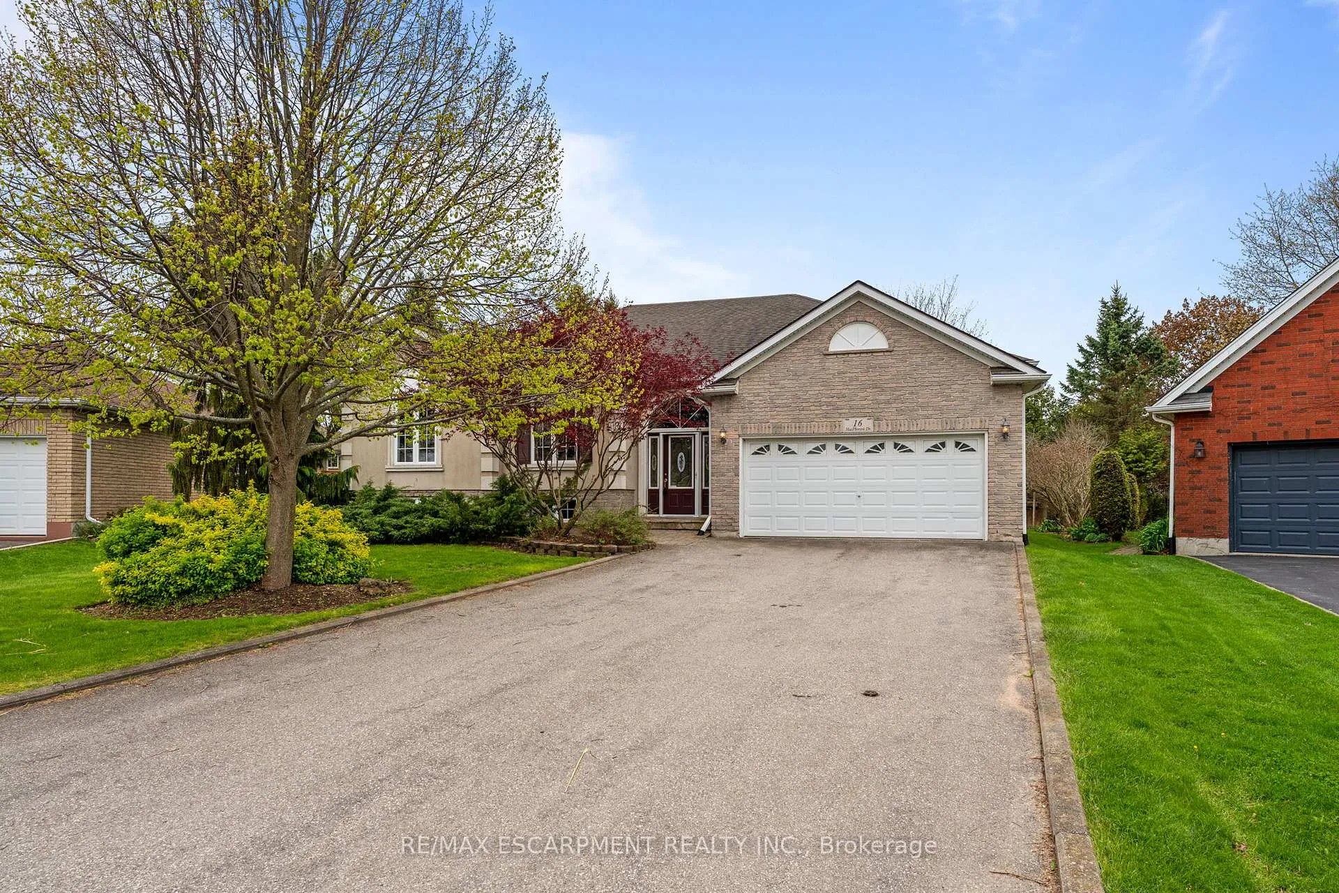 Photo 1 of 16 Macpherson Drive, Brant, Paris — HOMEH