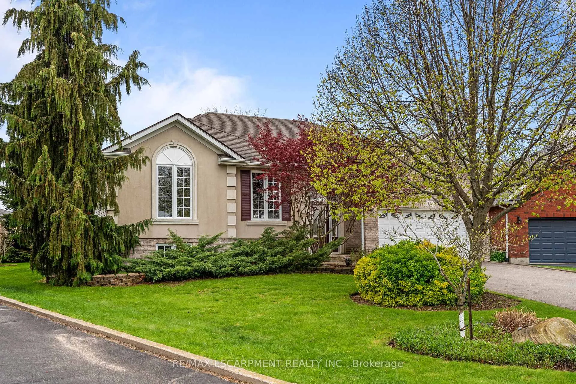 Photo 2 of 16 Macpherson Drive, Brant, Paris — HOMEH