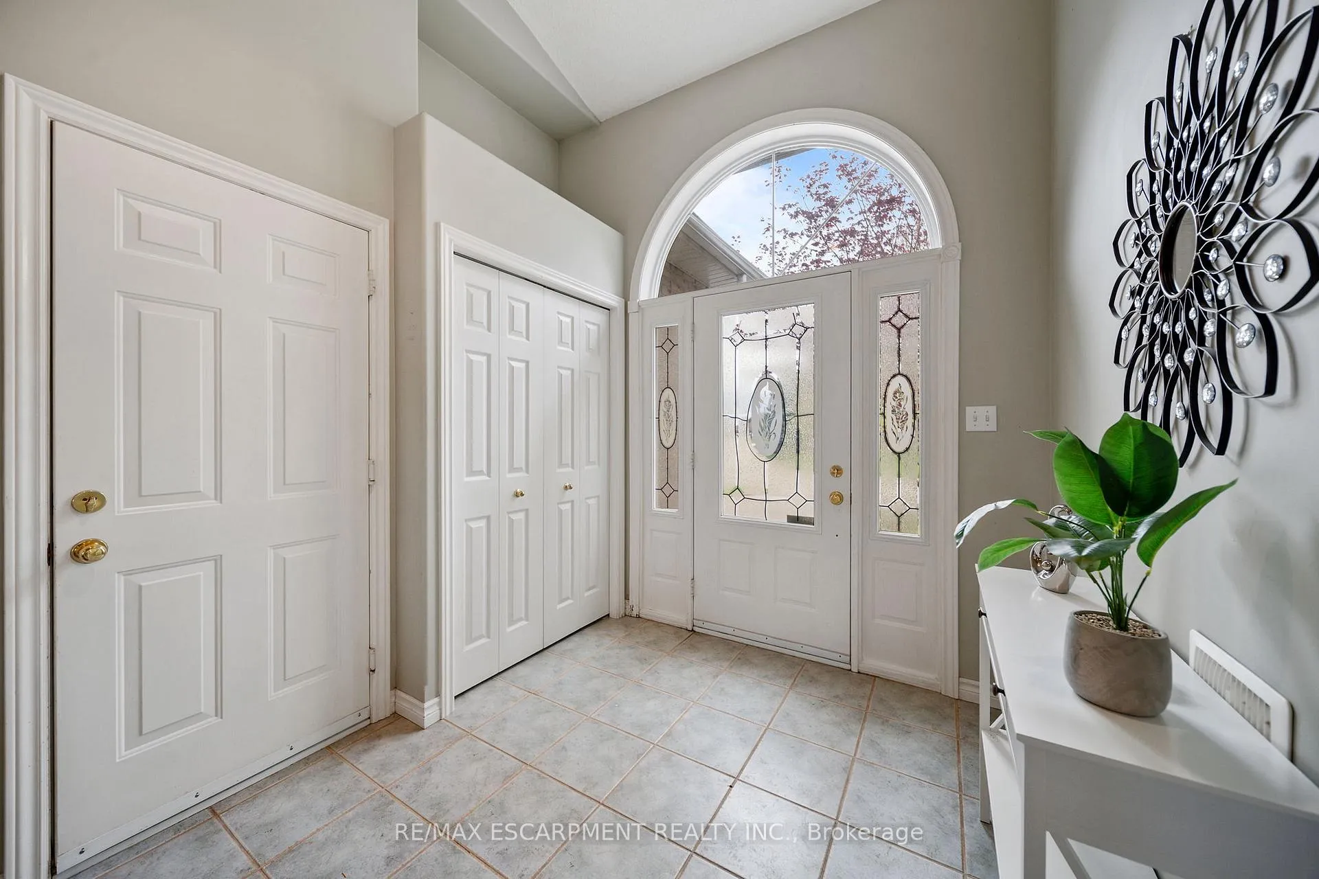 Photo 4 of 16 Macpherson Drive, Brant, Paris — HOMEH