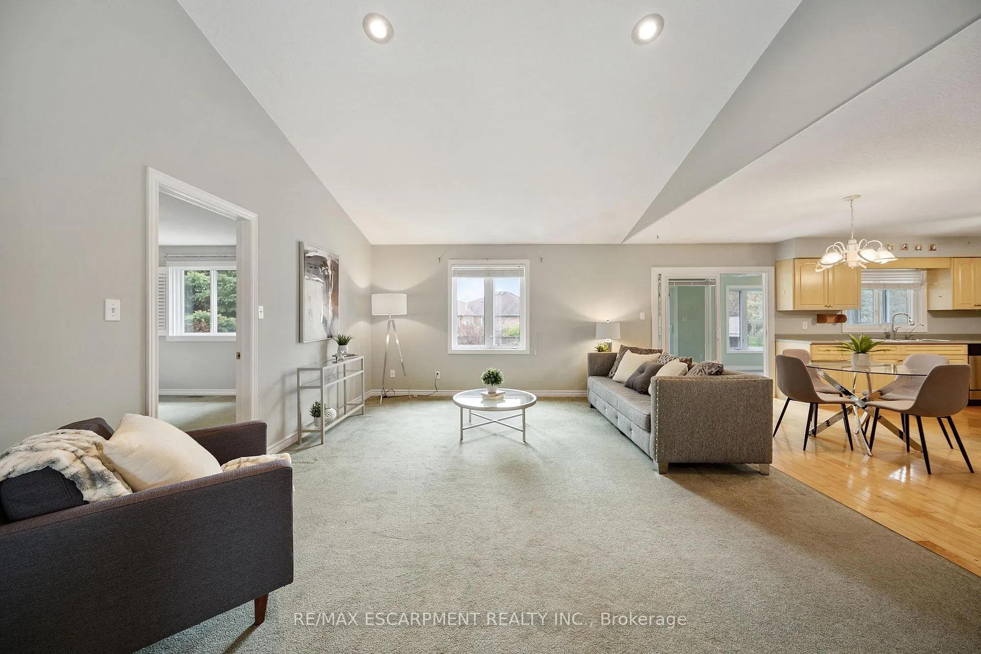 Photo 6 of 16 Macpherson Drive, Brant, Paris — HOMEH
