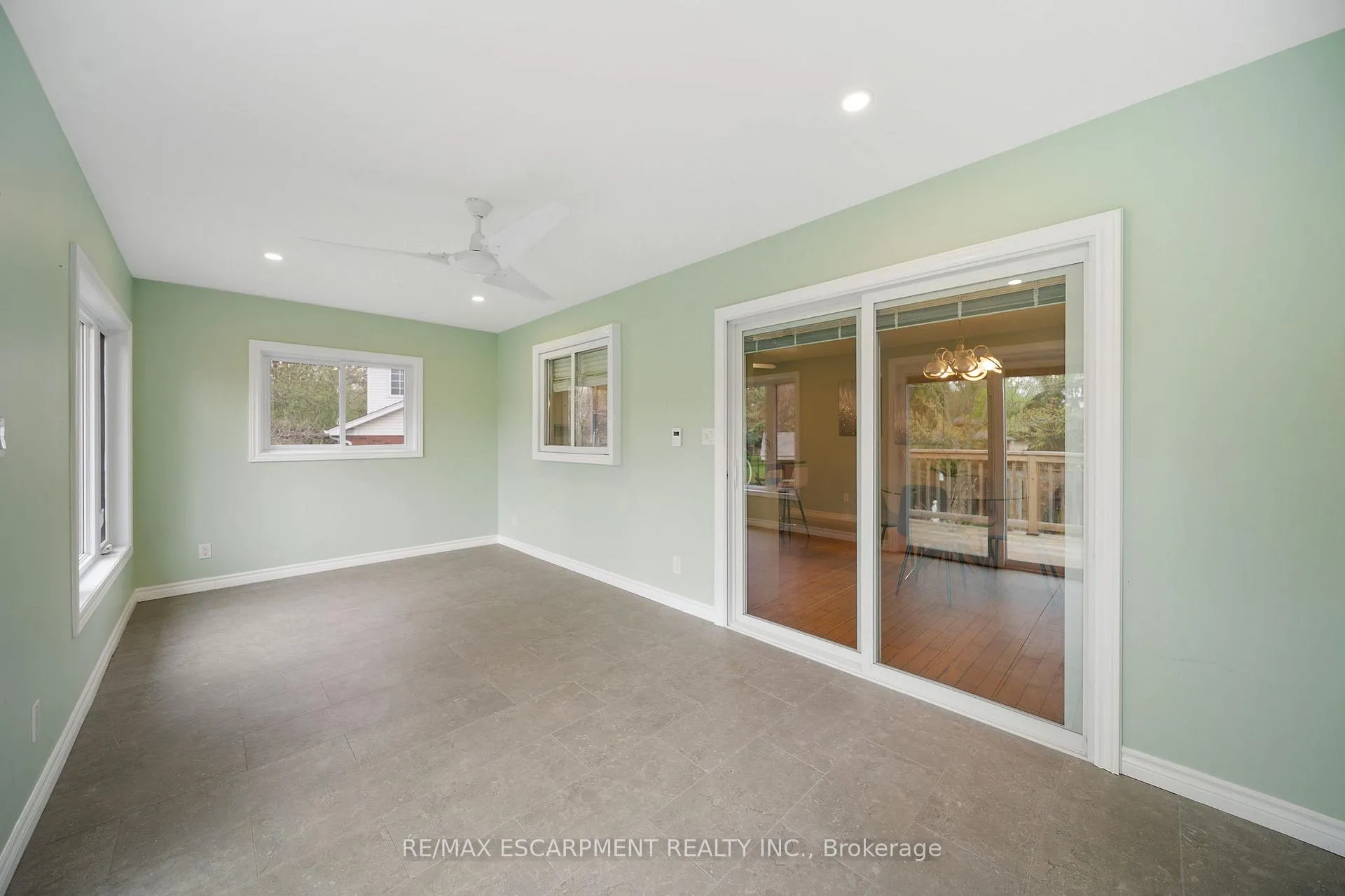 Photo 14 of 16 Macpherson Drive, Brant, Paris — HOMEH