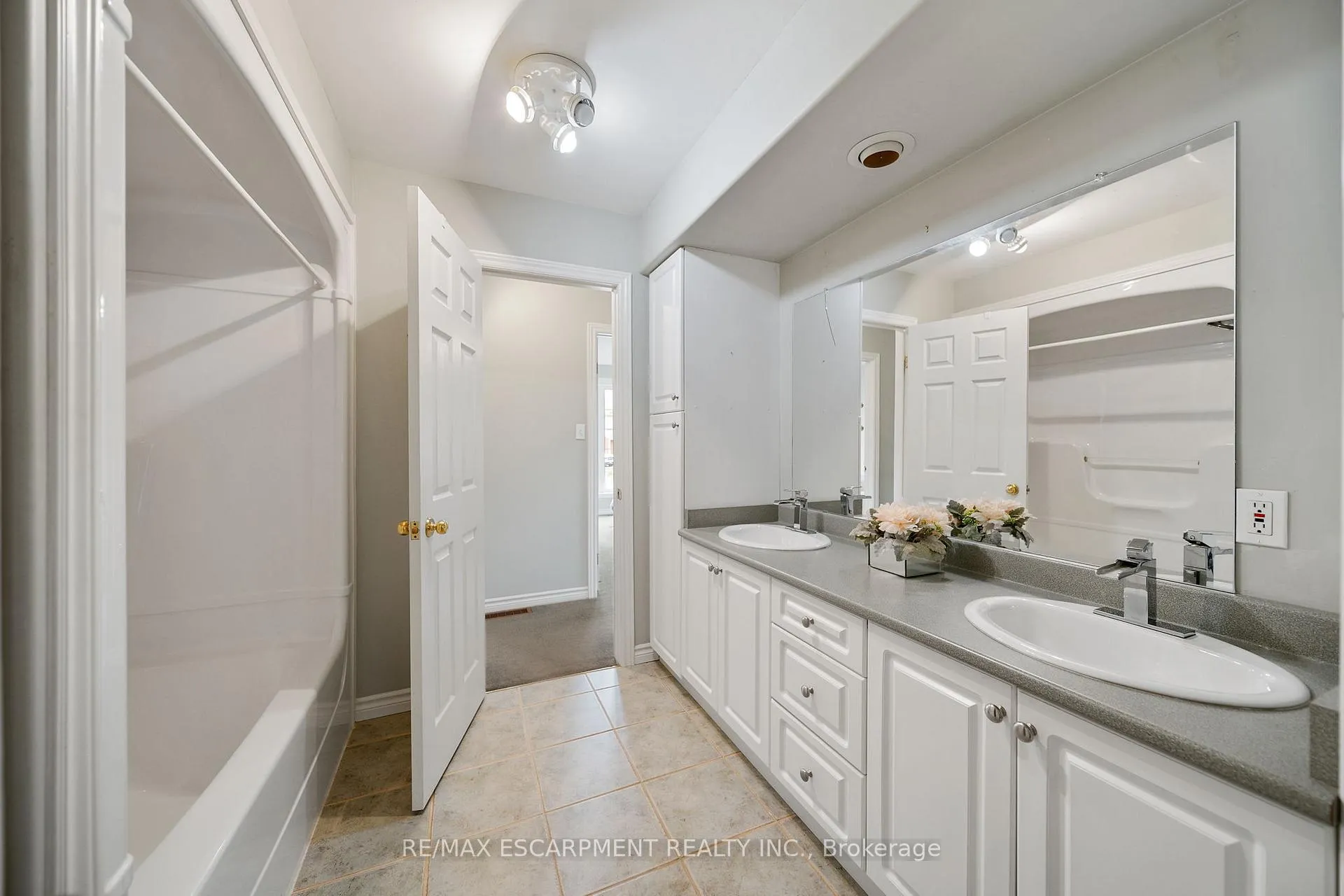 Photo 20 of 16 Macpherson Drive, Brant, Paris — HOMEH