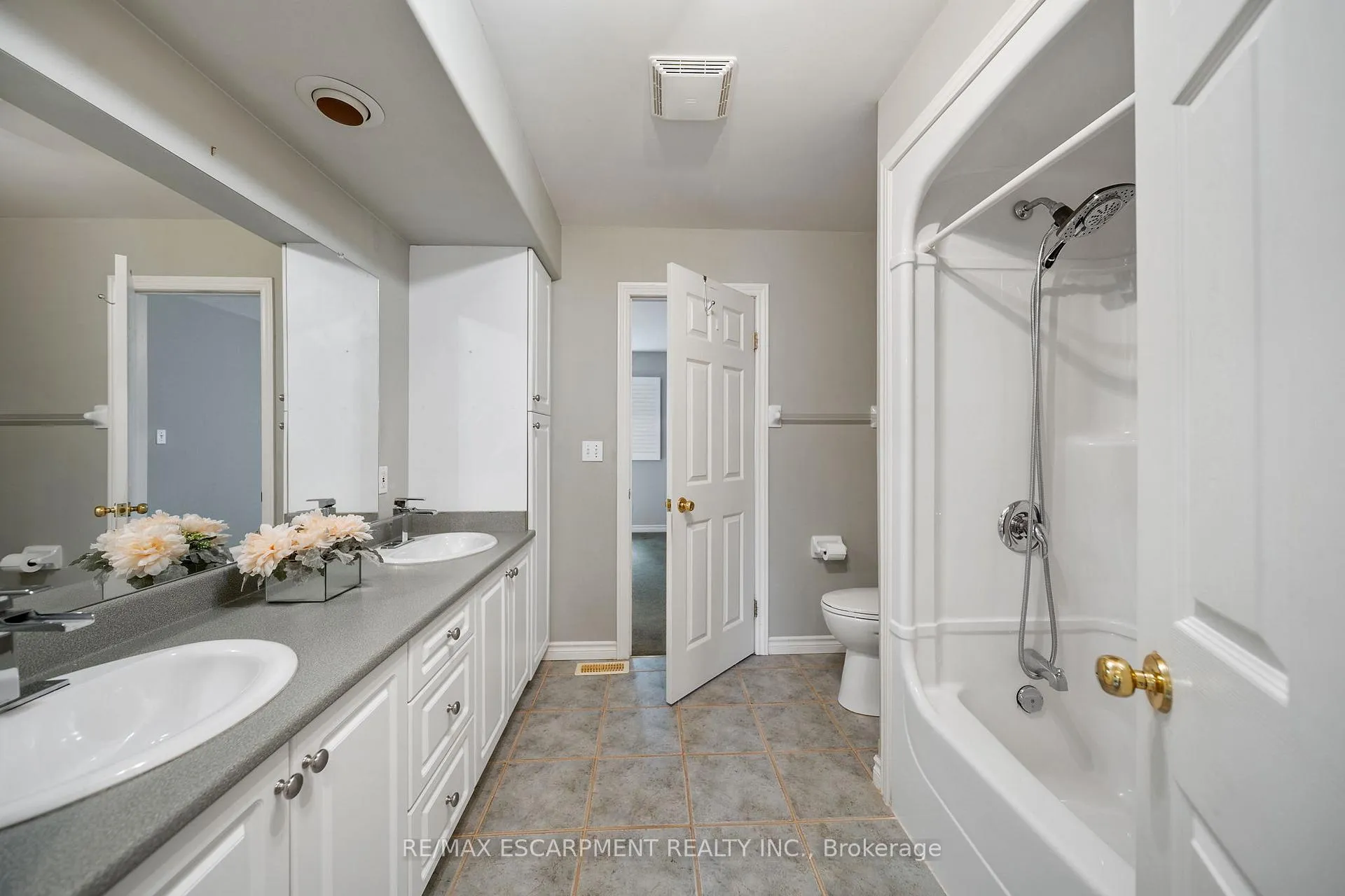 Photo 21 of 16 Macpherson Drive, Brant, Paris — HOMEH