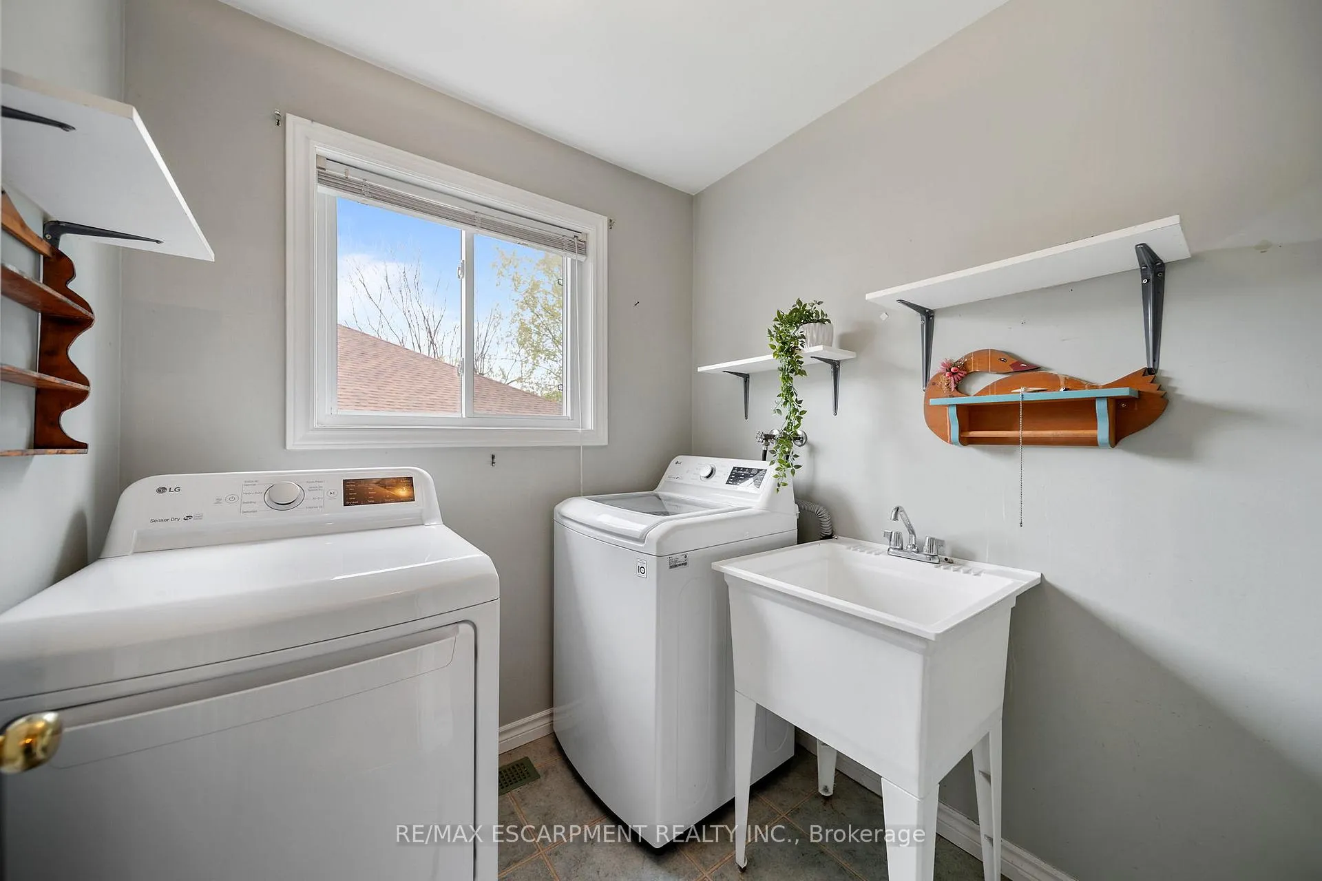 Photo 22 of 16 Macpherson Drive, Brant, Paris — HOMEH