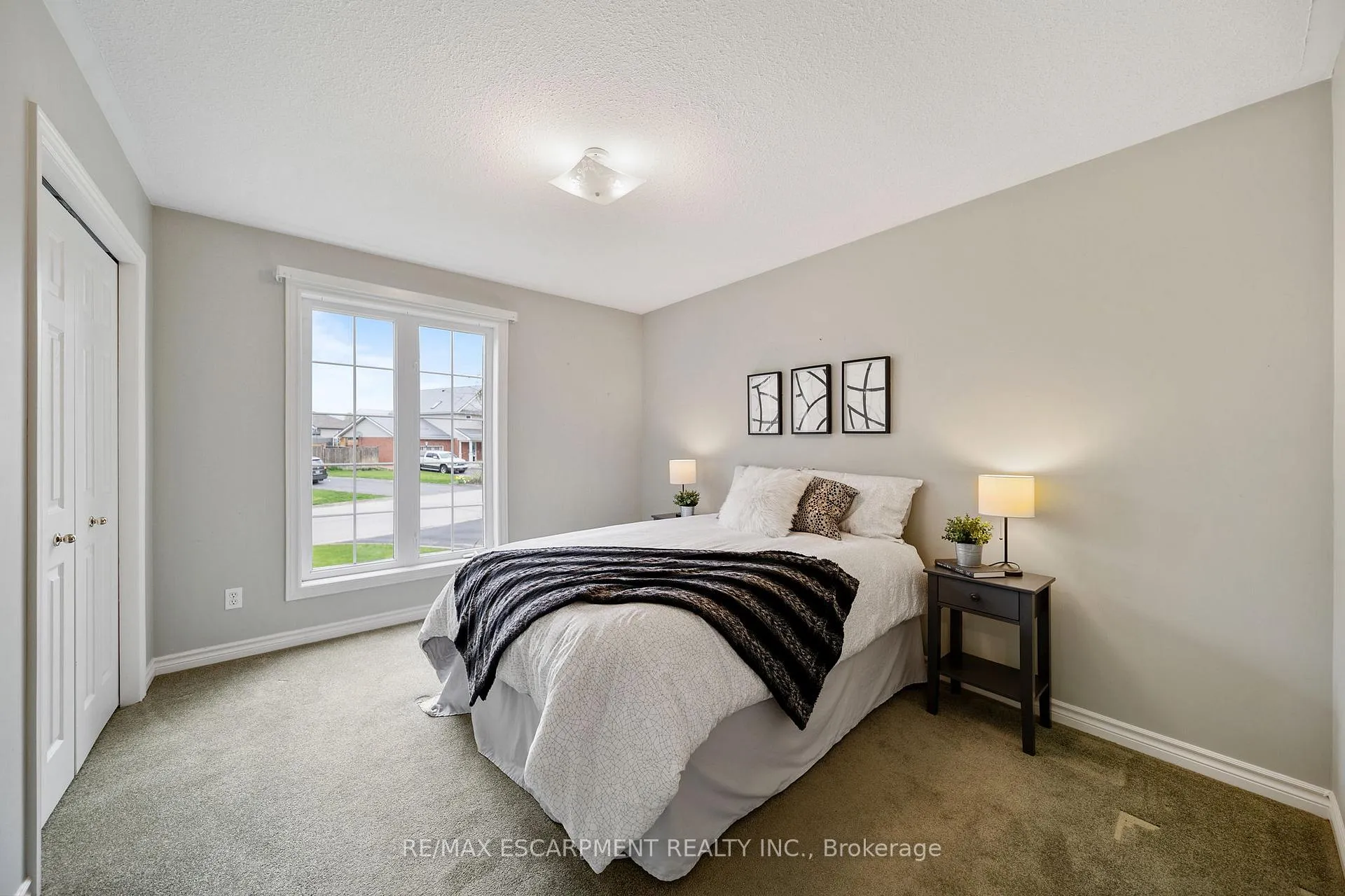 Photo 23 of 16 Macpherson Drive, Brant, Paris — HOMEH