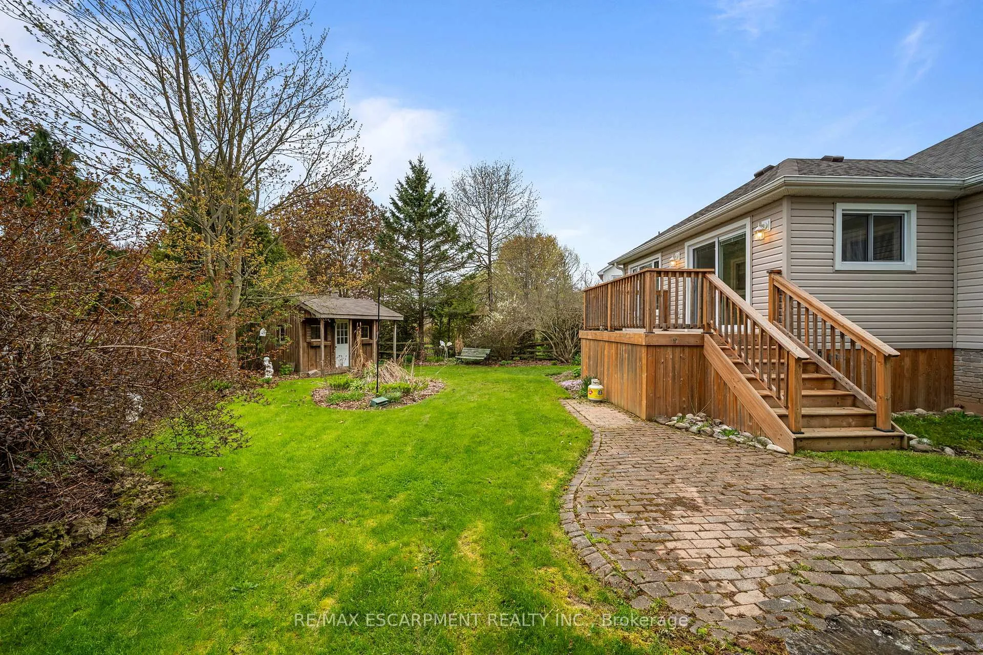 Photo 32 of 16 Macpherson Drive, Brant, Paris — HOMEH