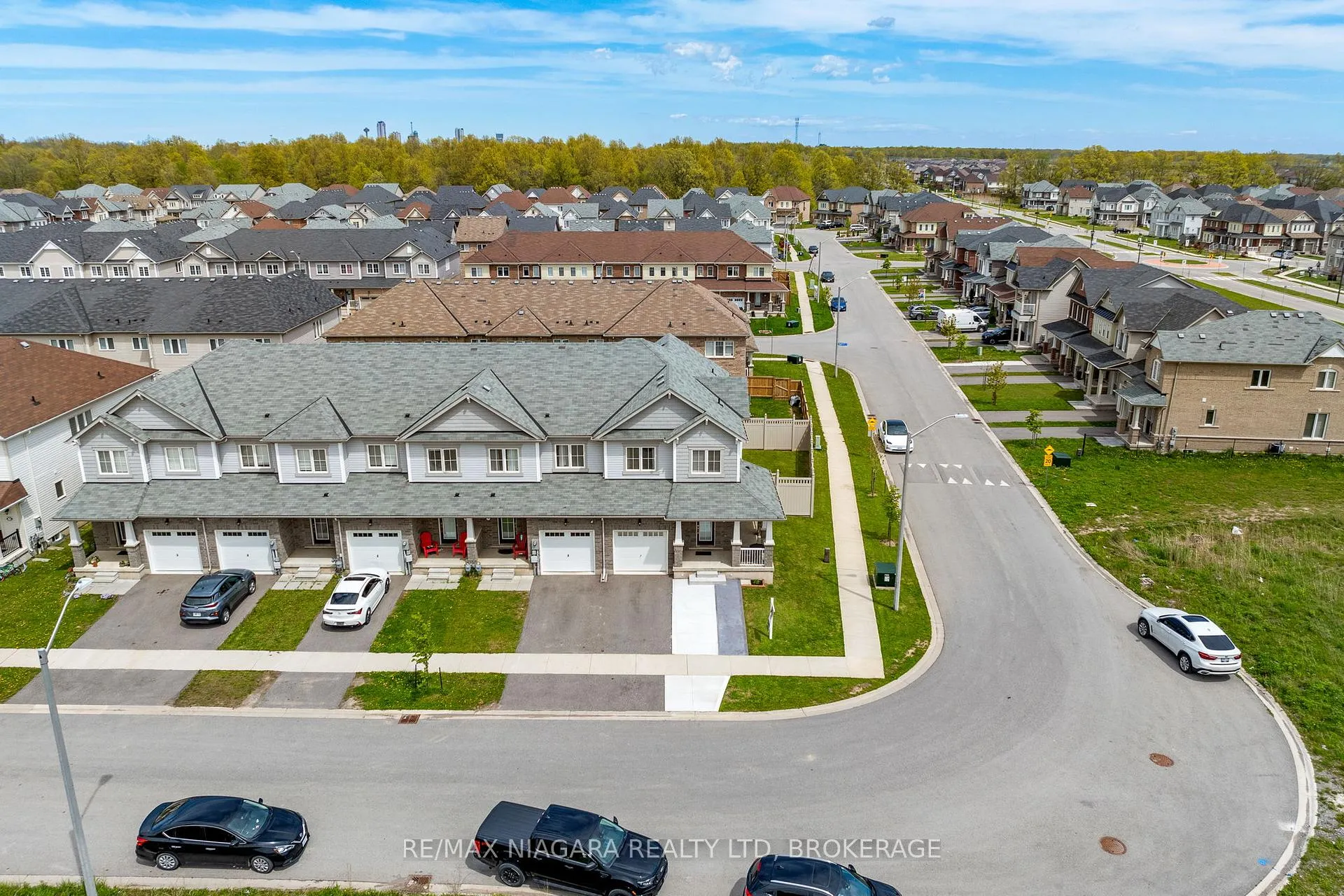 Photo 2 of 7782 Dockweed Drive, Niagara Falls, Brown — HOMEH
