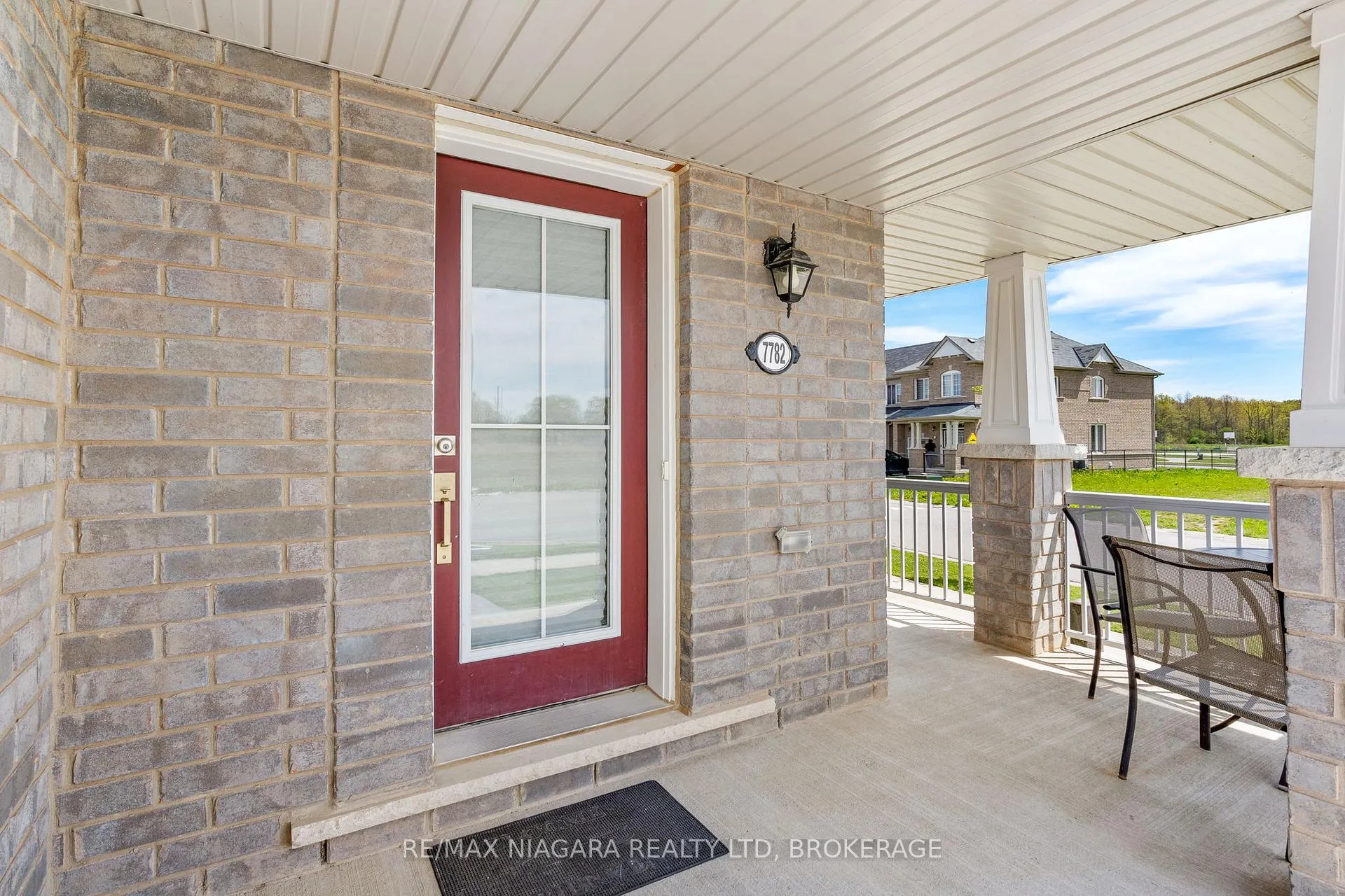 Photo 3 of 7782 Dockweed Drive, Niagara Falls, Brown — HOMEH