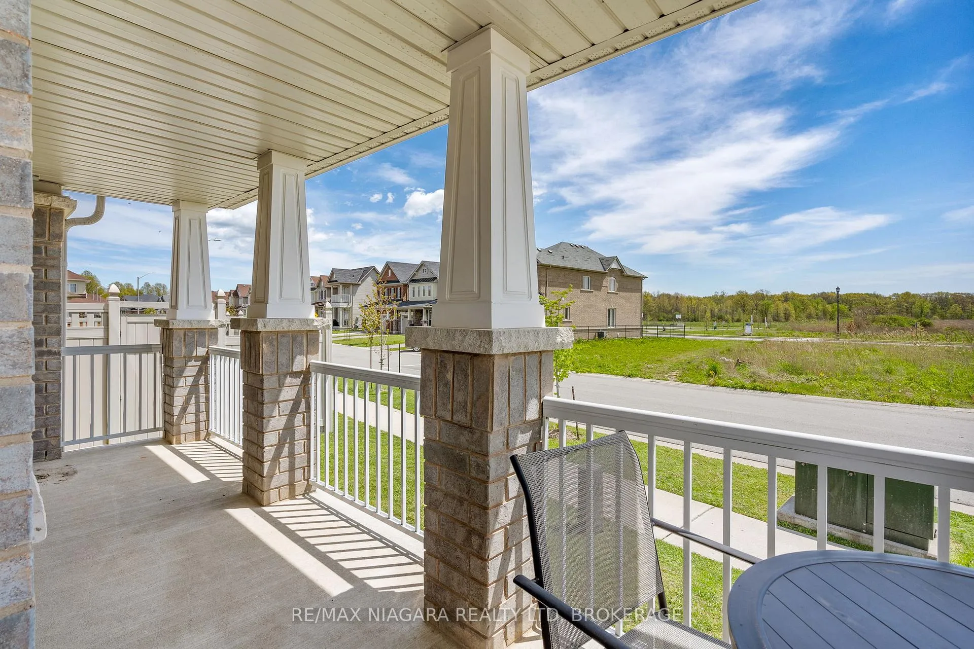 Photo 4 of 7782 Dockweed Drive, Niagara Falls, Brown — HOMEH
