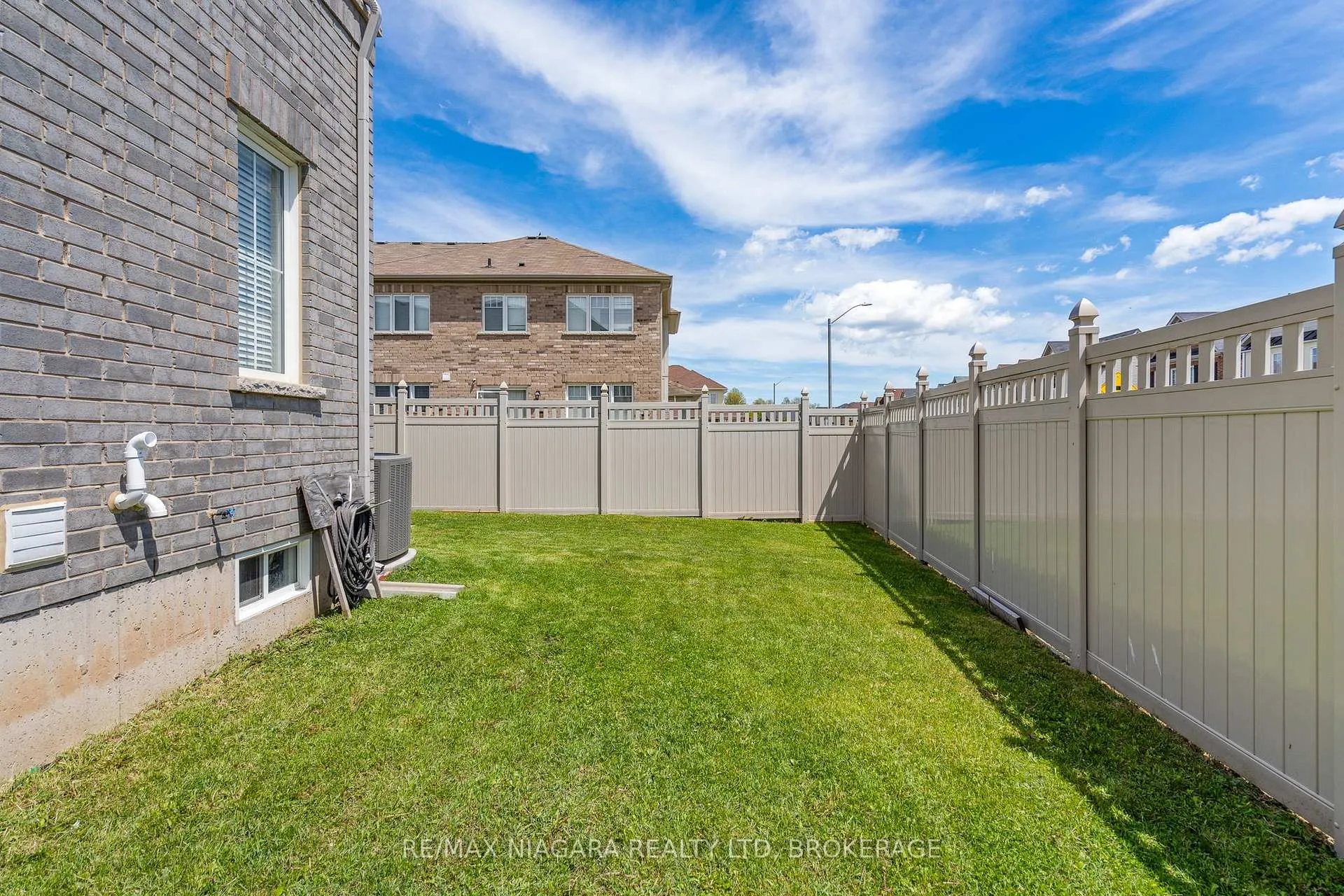 Photo 5 of 7782 Dockweed Drive, Niagara Falls, Brown — HOMEH