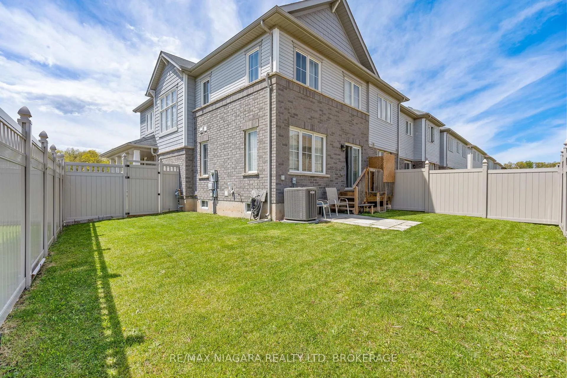 Photo 6 of 7782 Dockweed Drive, Niagara Falls, Brown — HOMEH