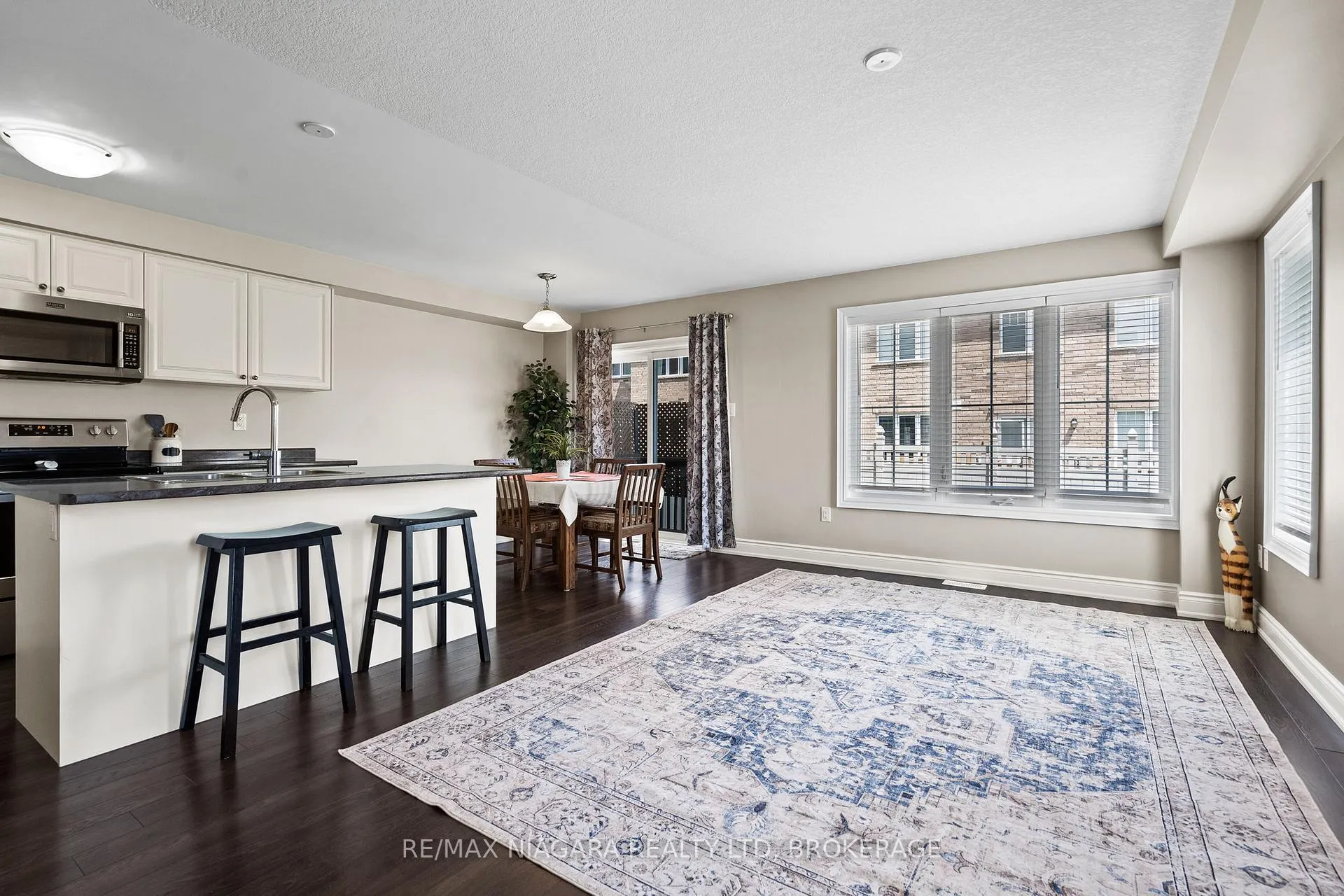 Photo 8 of 7782 Dockweed Drive, Niagara Falls, Brown — HOMEH